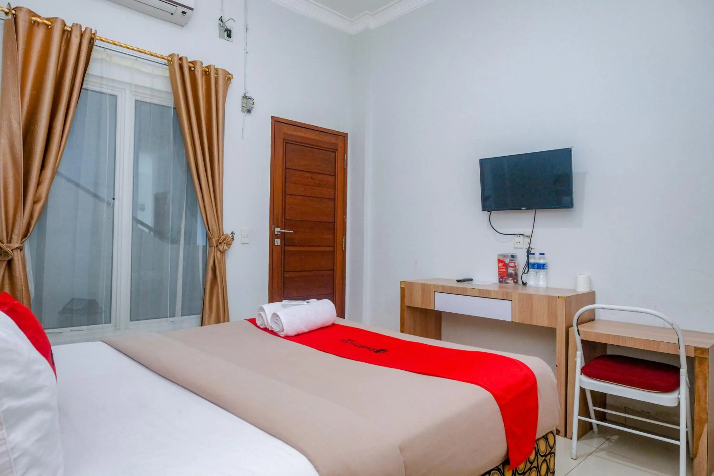 Bed in RedDoorz near Hermes Place Polonia Medan