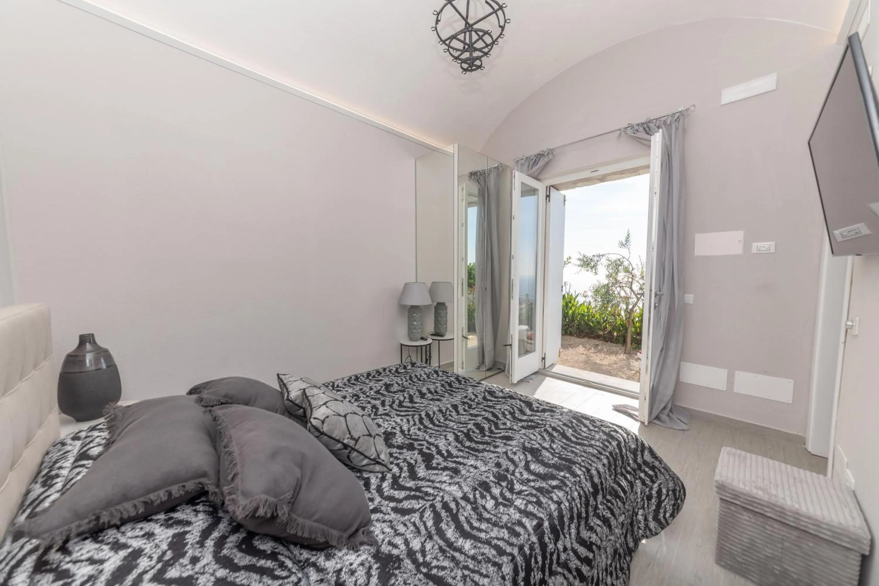 Photo of the whole room, Bed in Tenuta C'est la Vie