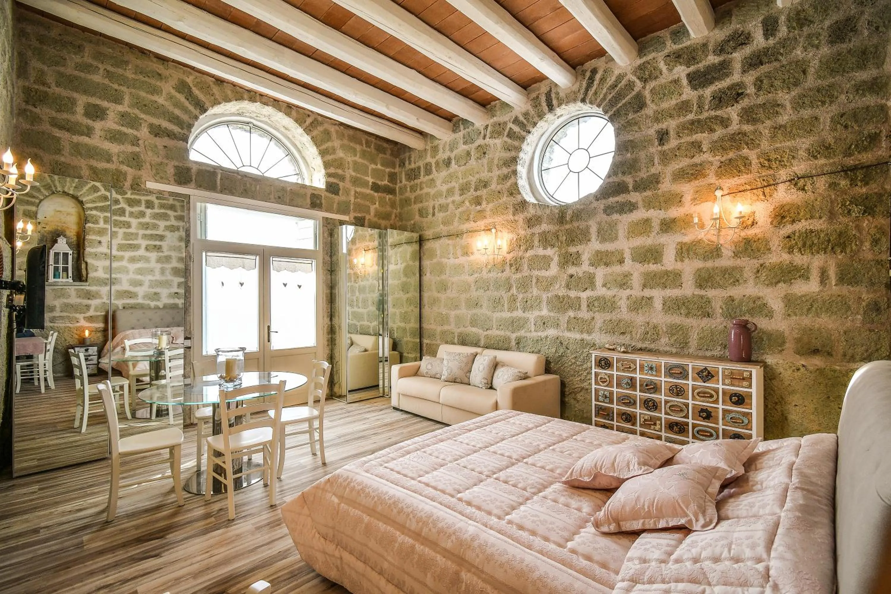 Photo of the whole room, Bed in Tenuta C'est la Vie