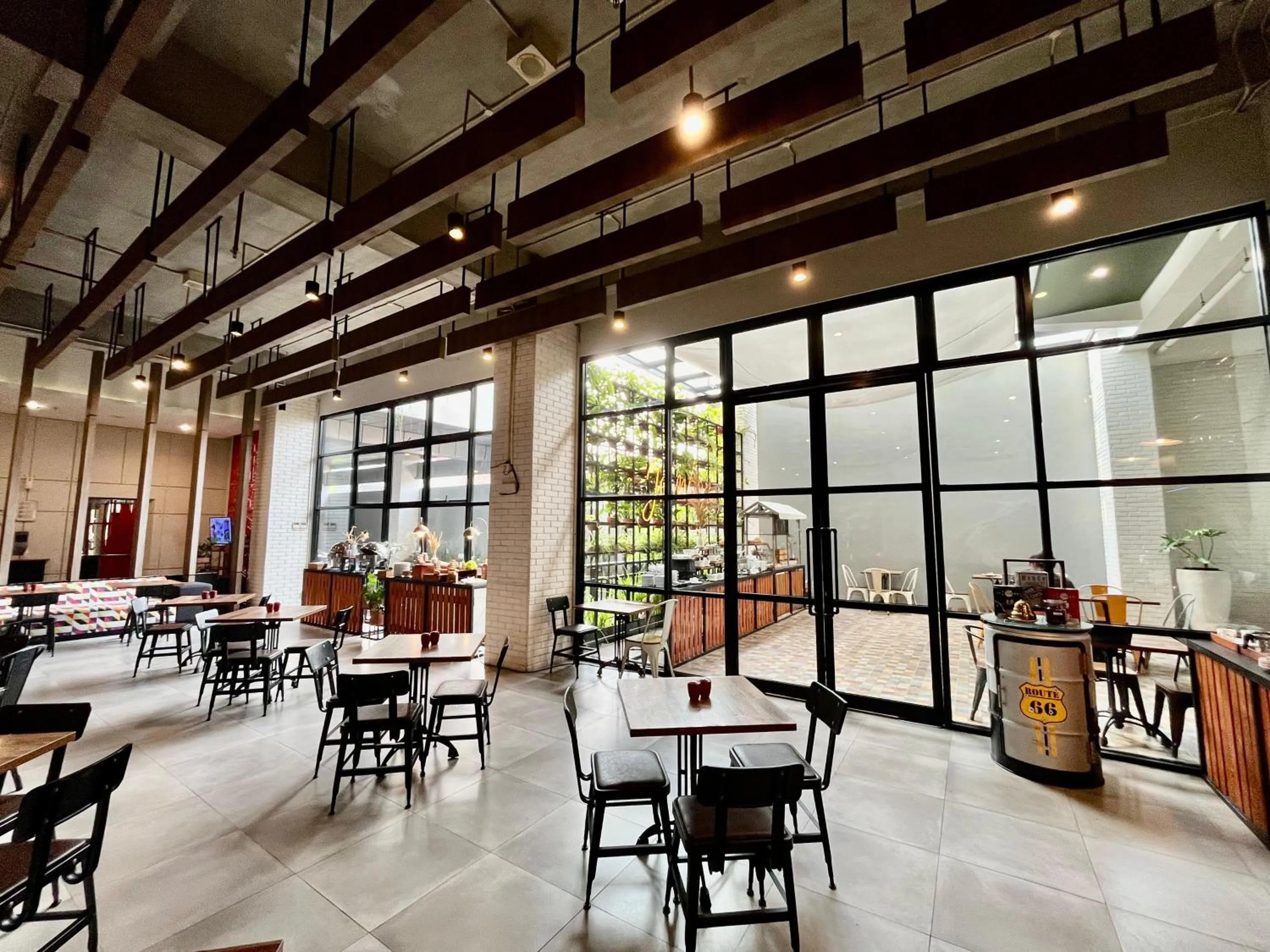 Restaurant/places to eat in Hotel Fortunagrande Jember By Fosia Hotels