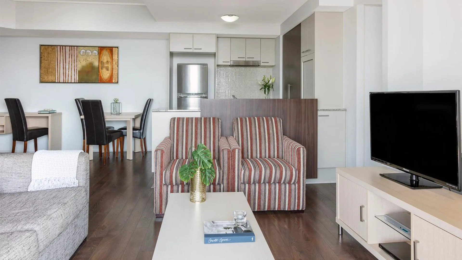 TV and multimedia in Oaks Brisbane Aurora Suites