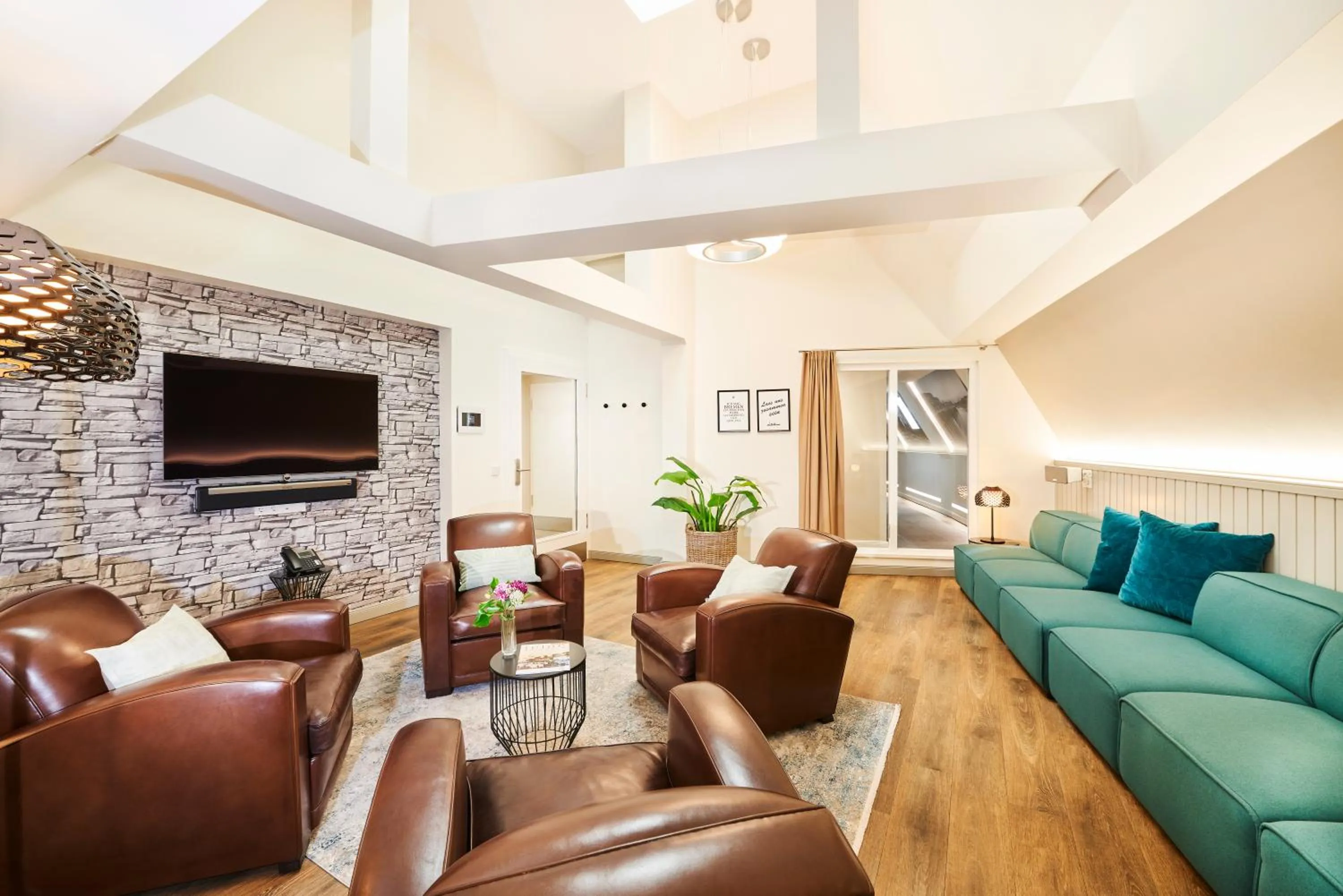 Communal lounge/ TV room in ÜberFluss Serviced-Apartments