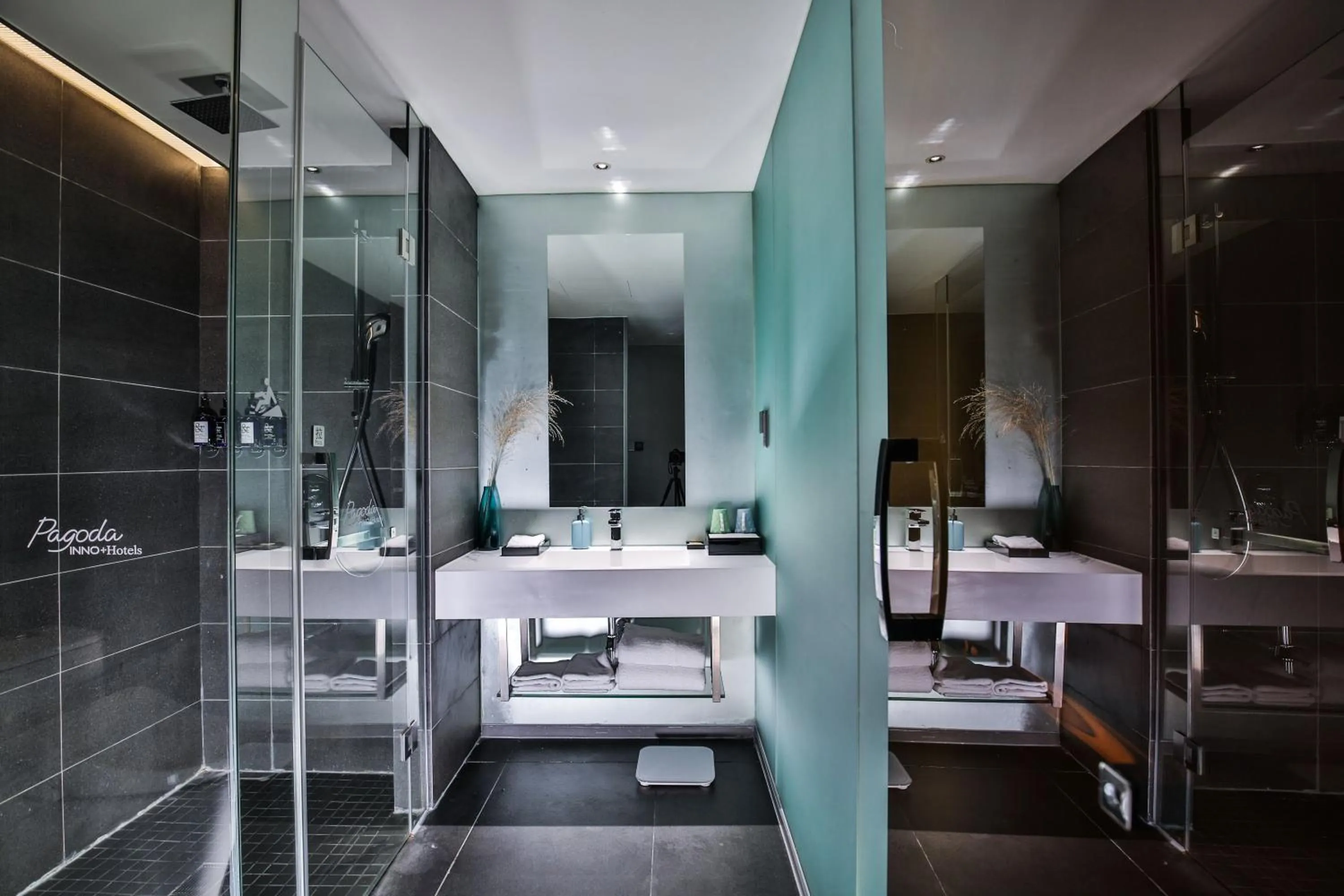 Bathroom, Bed in Shanghai Pagoda INNO Hotel