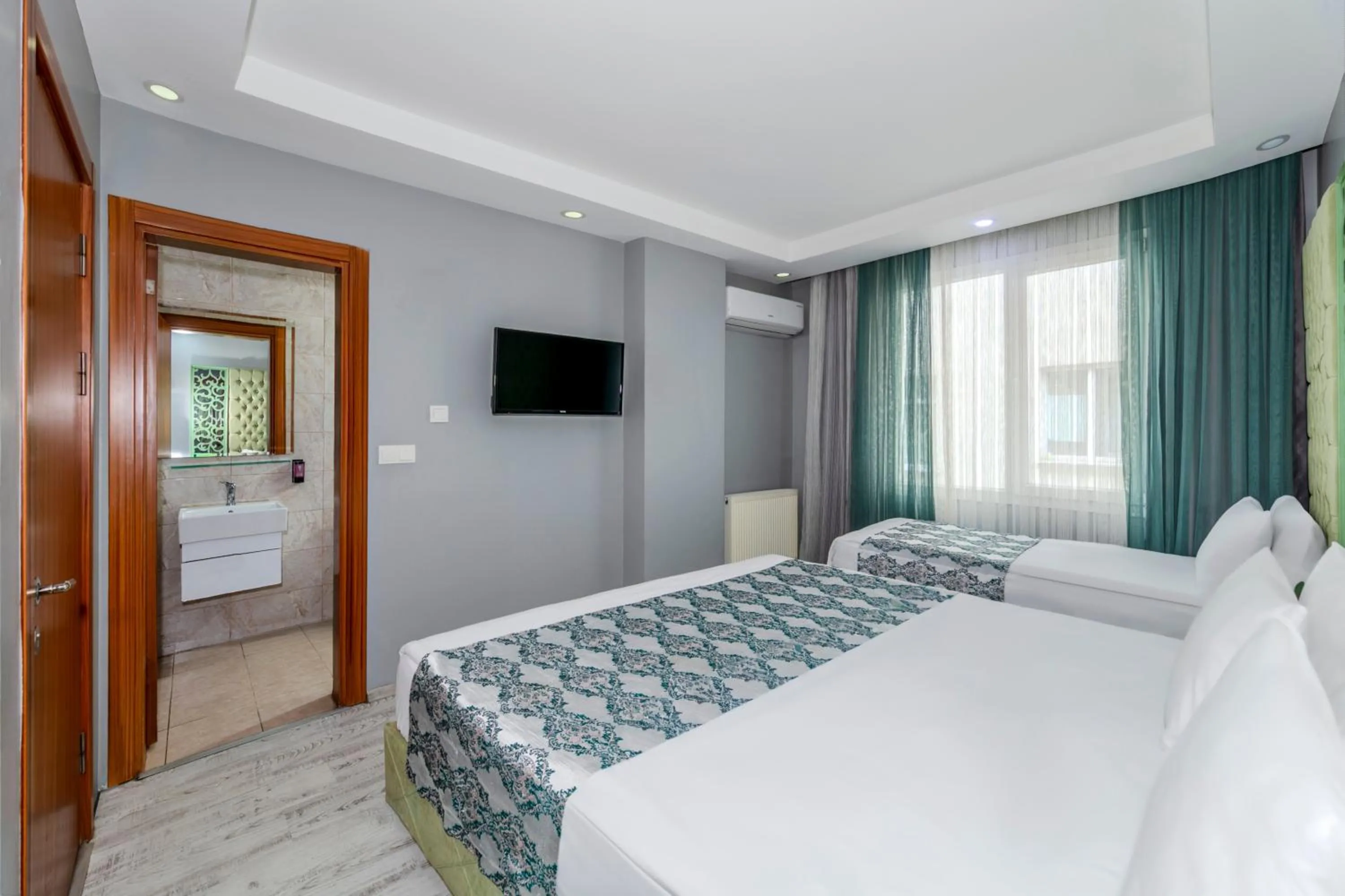 Photo of the whole room, Bed in Green Garden Hotel - Bahçelievler