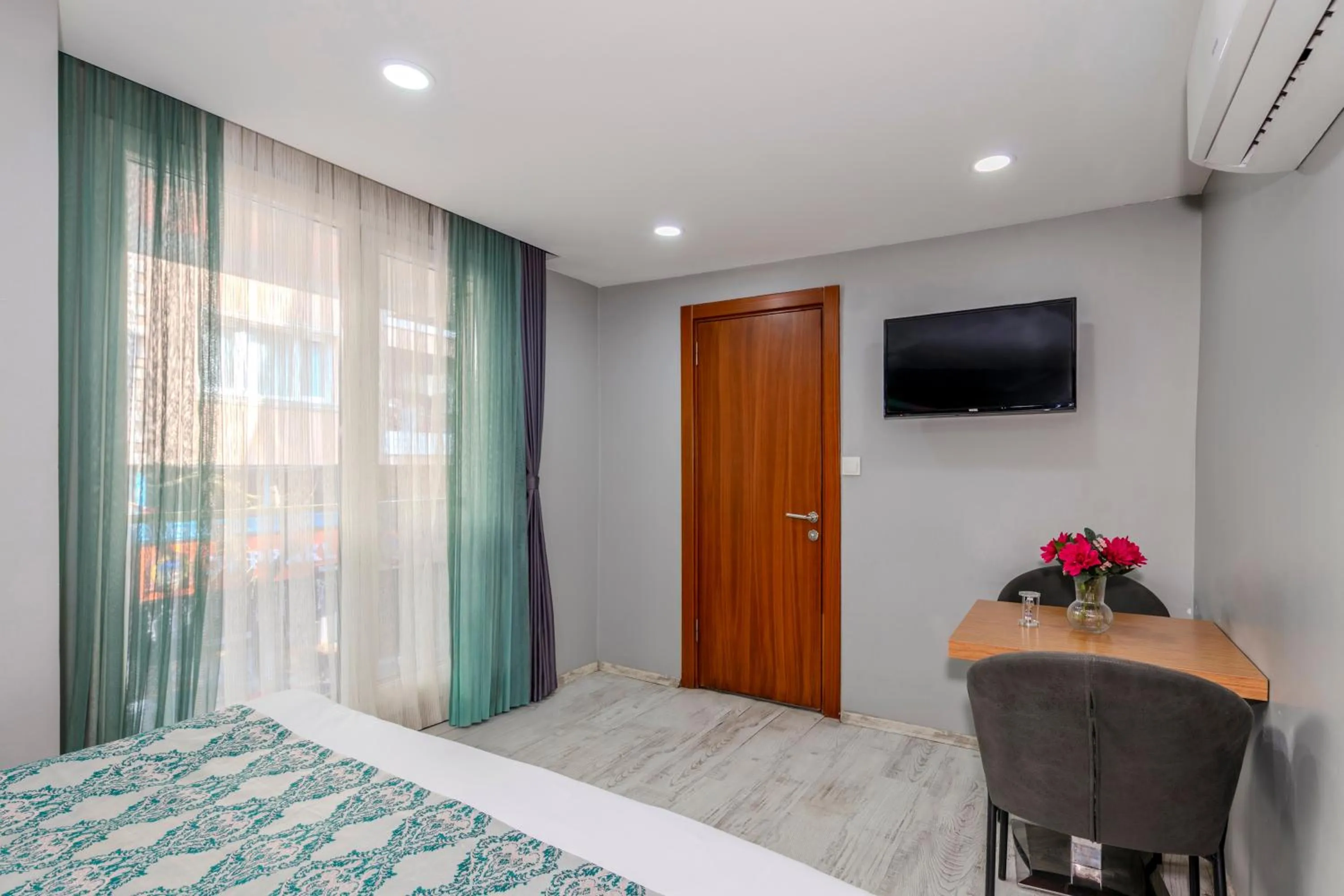 Photo of the whole room, Bed in Green Garden Hotel - Bahçelievler