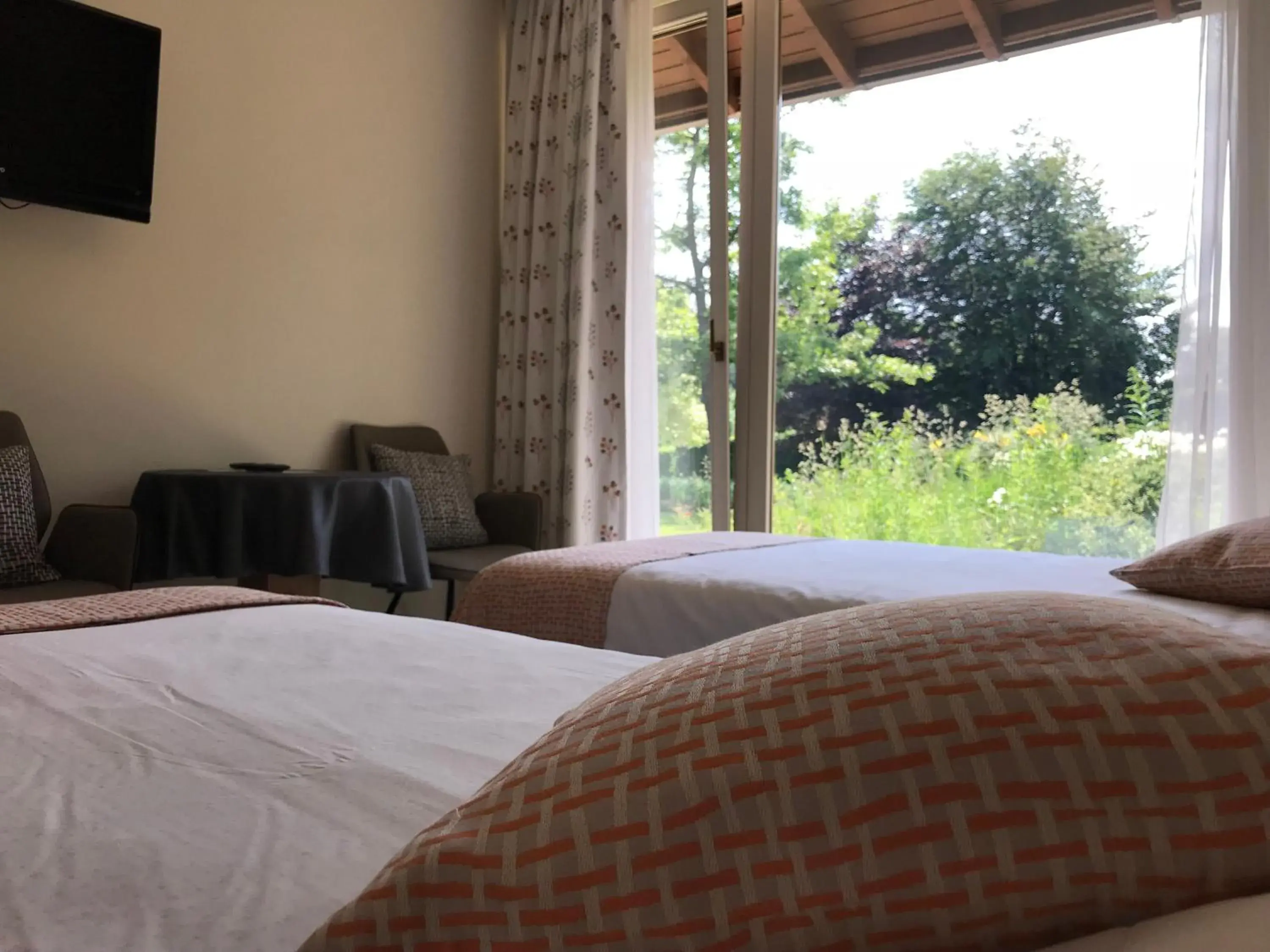 Superior Twin Room with Garden View in B&B La Romance du Lac Superior Twin Room with Garden View in B&B La Romance du Lac