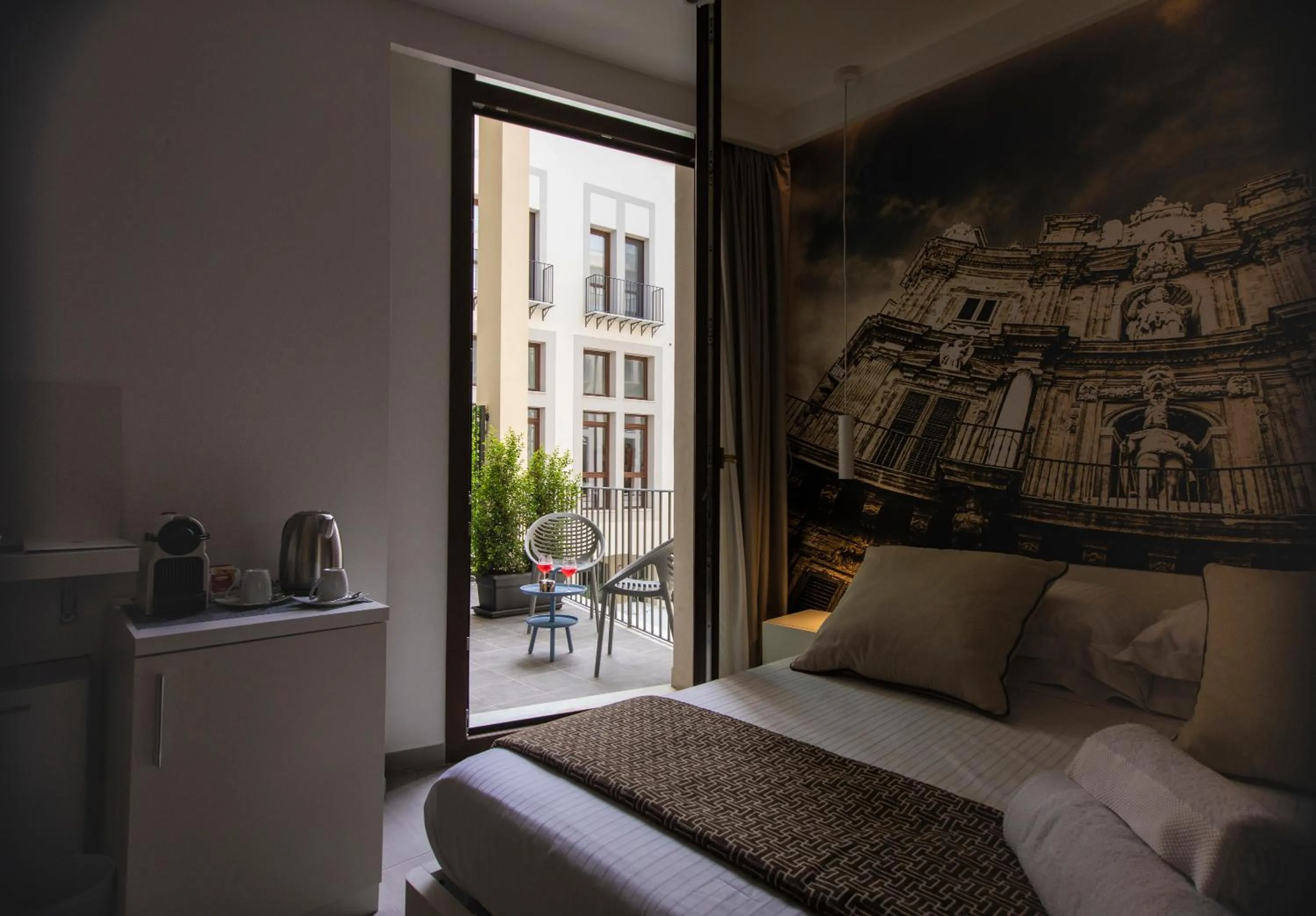 Photo of the whole room, Bed in Suite Quaroni