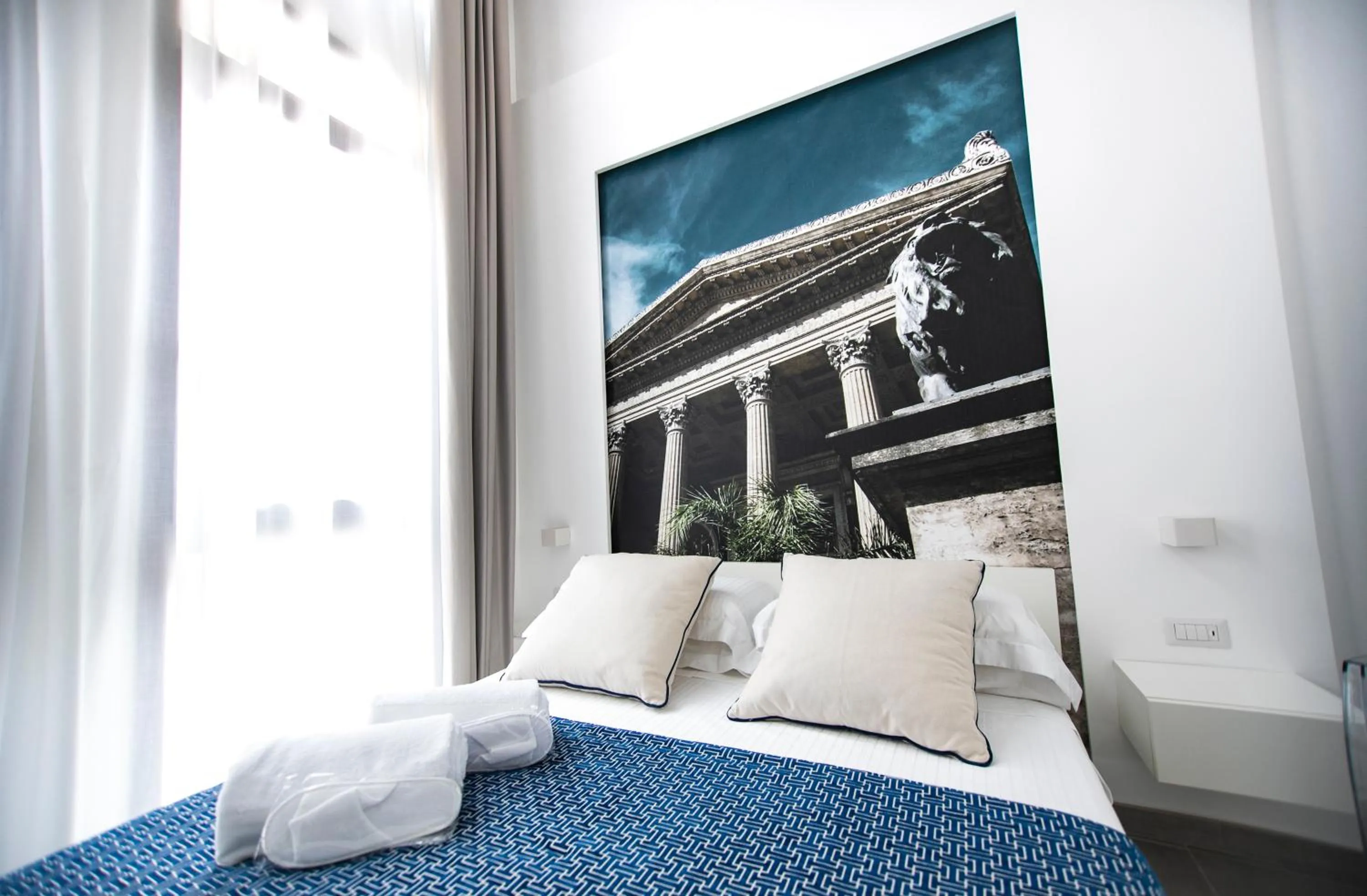 Photo of the whole room, Bed in Suite Quaroni