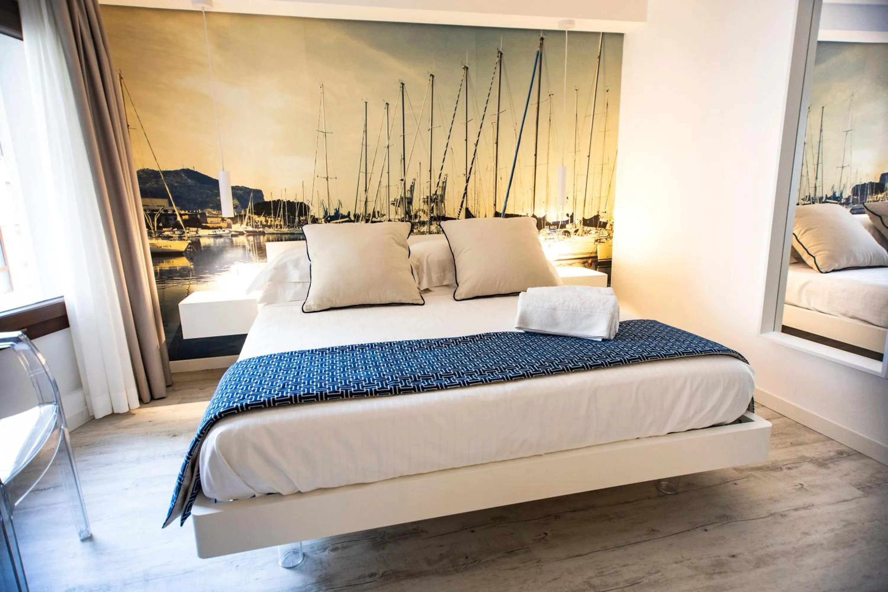 Photo of the whole room, Bed in Suite Quaroni