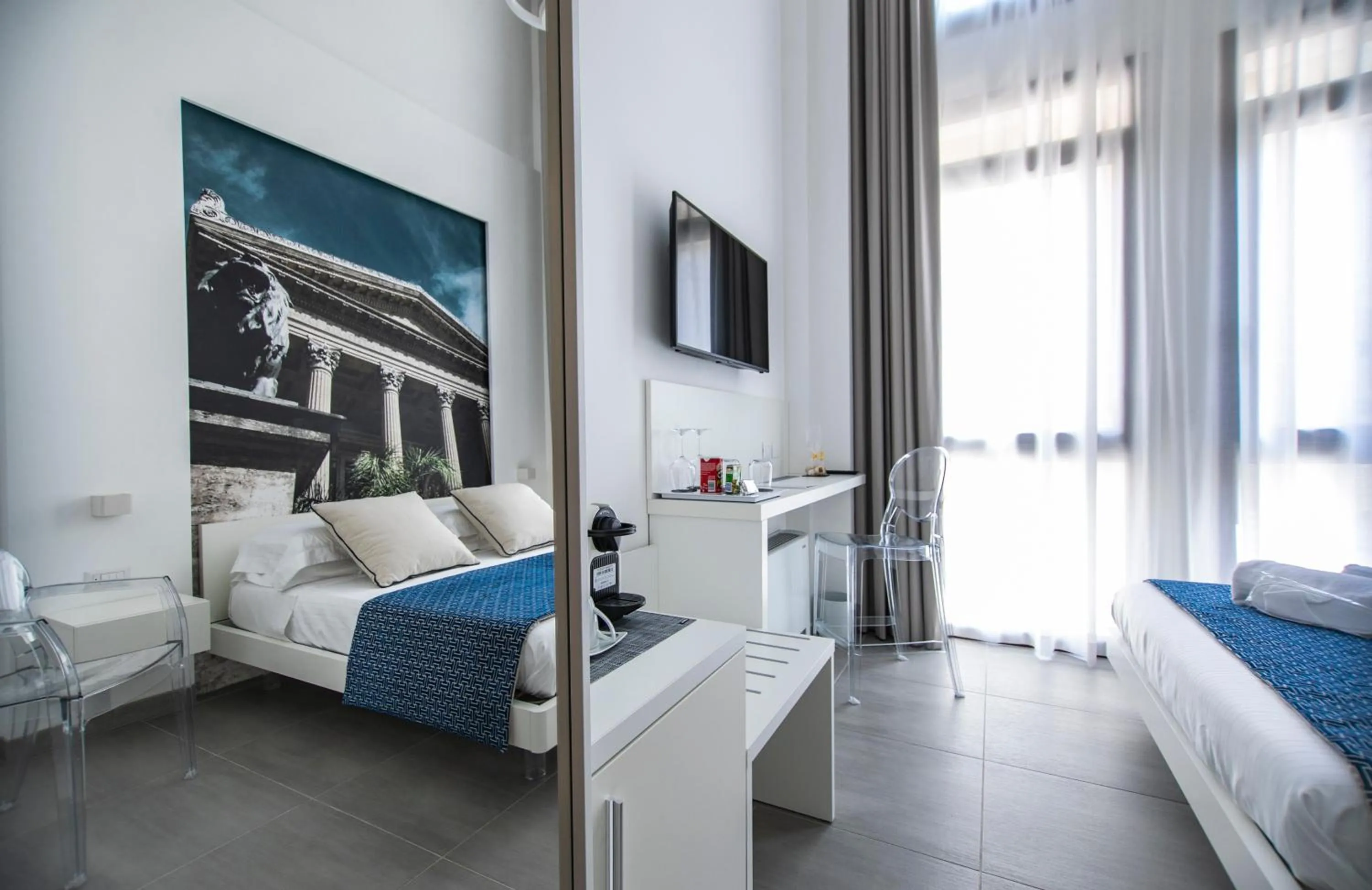 Photo of the whole room, Bed in Suite Quaroni