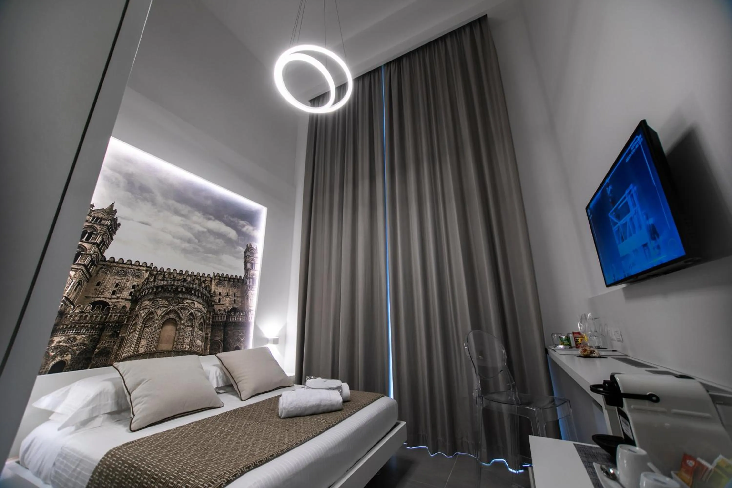 Photo of the whole room, Bed in Suite Quaroni