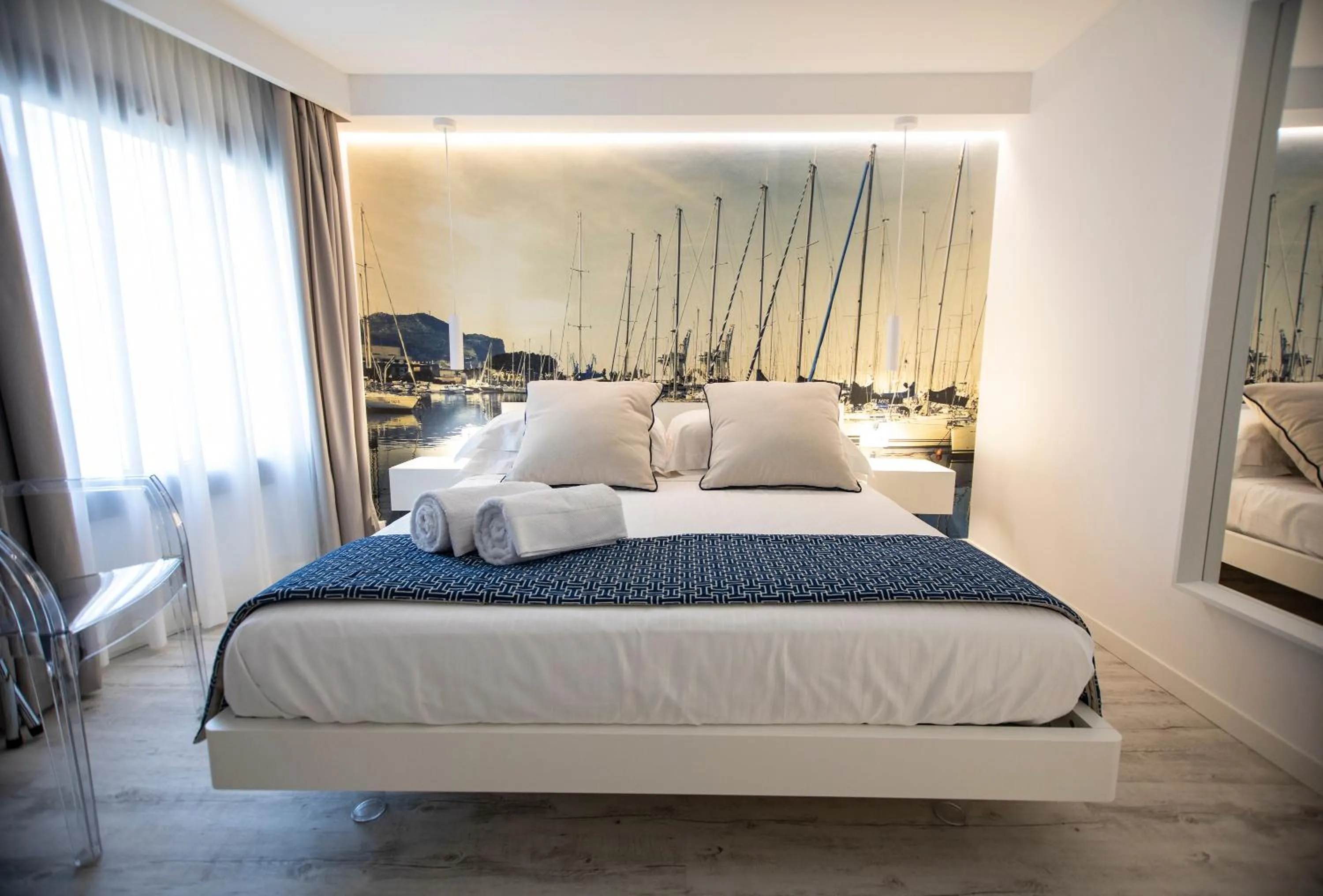 Photo of the whole room, Bed in Suite Quaroni