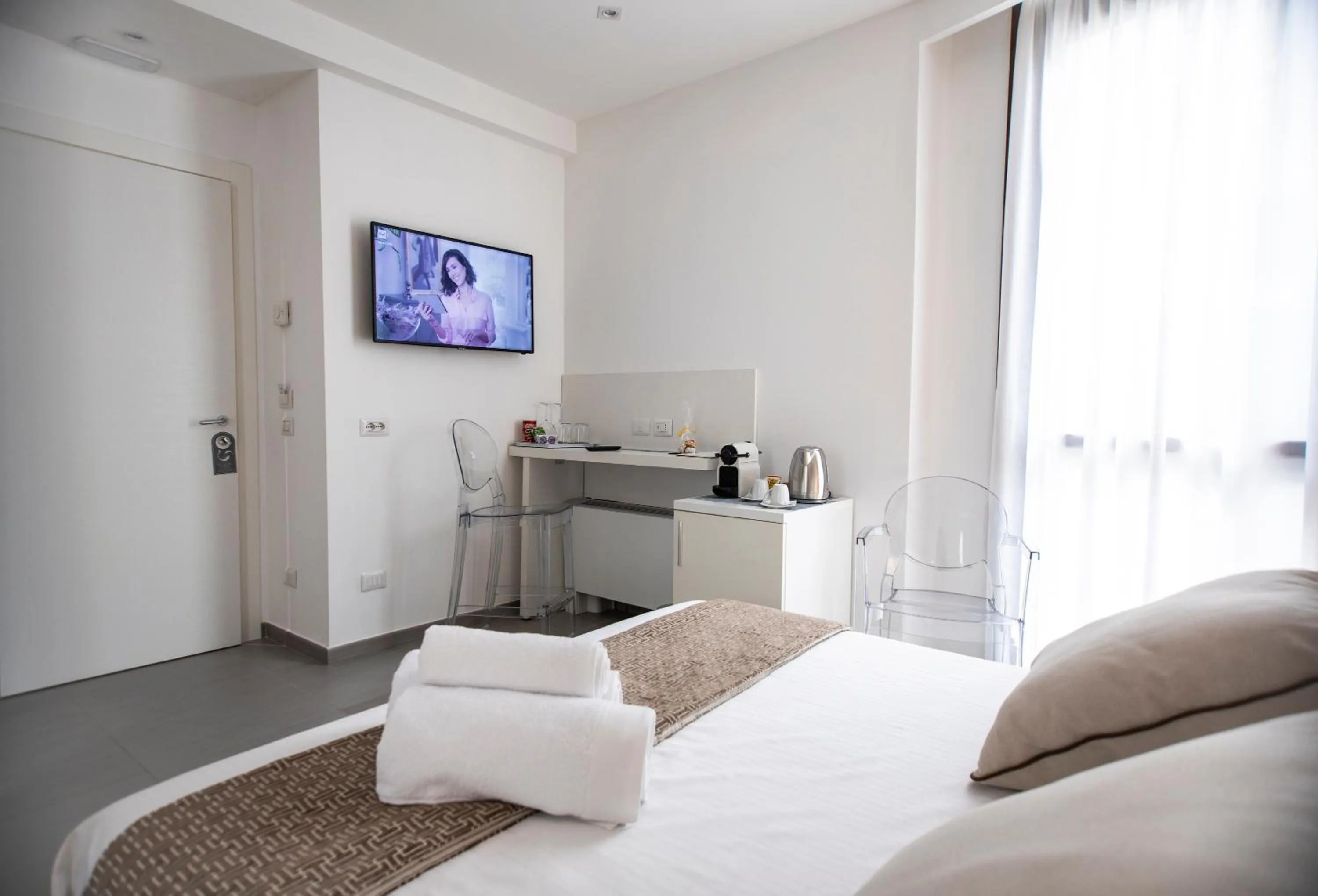 Photo of the whole room, Bed in Suite Quaroni