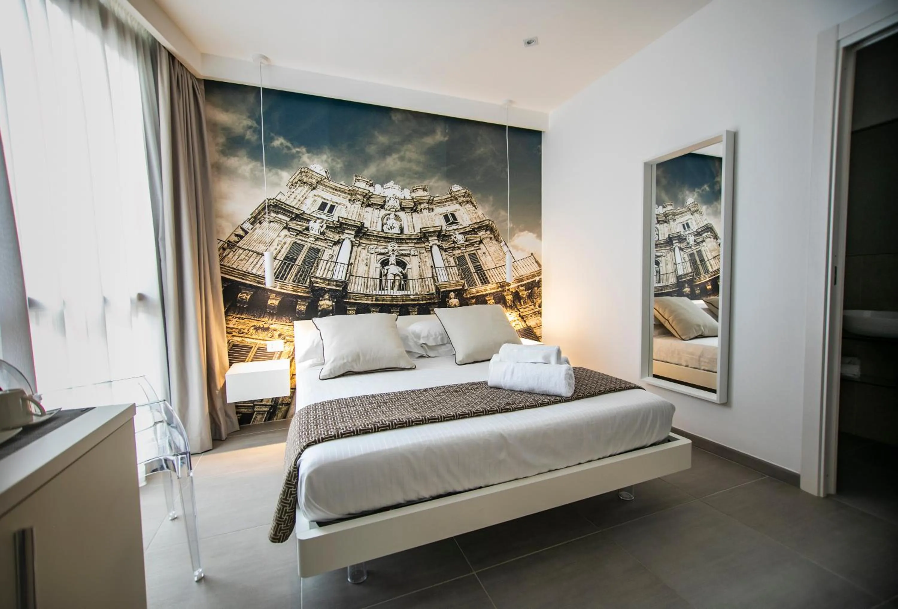 Photo of the whole room, Bed in Suite Quaroni