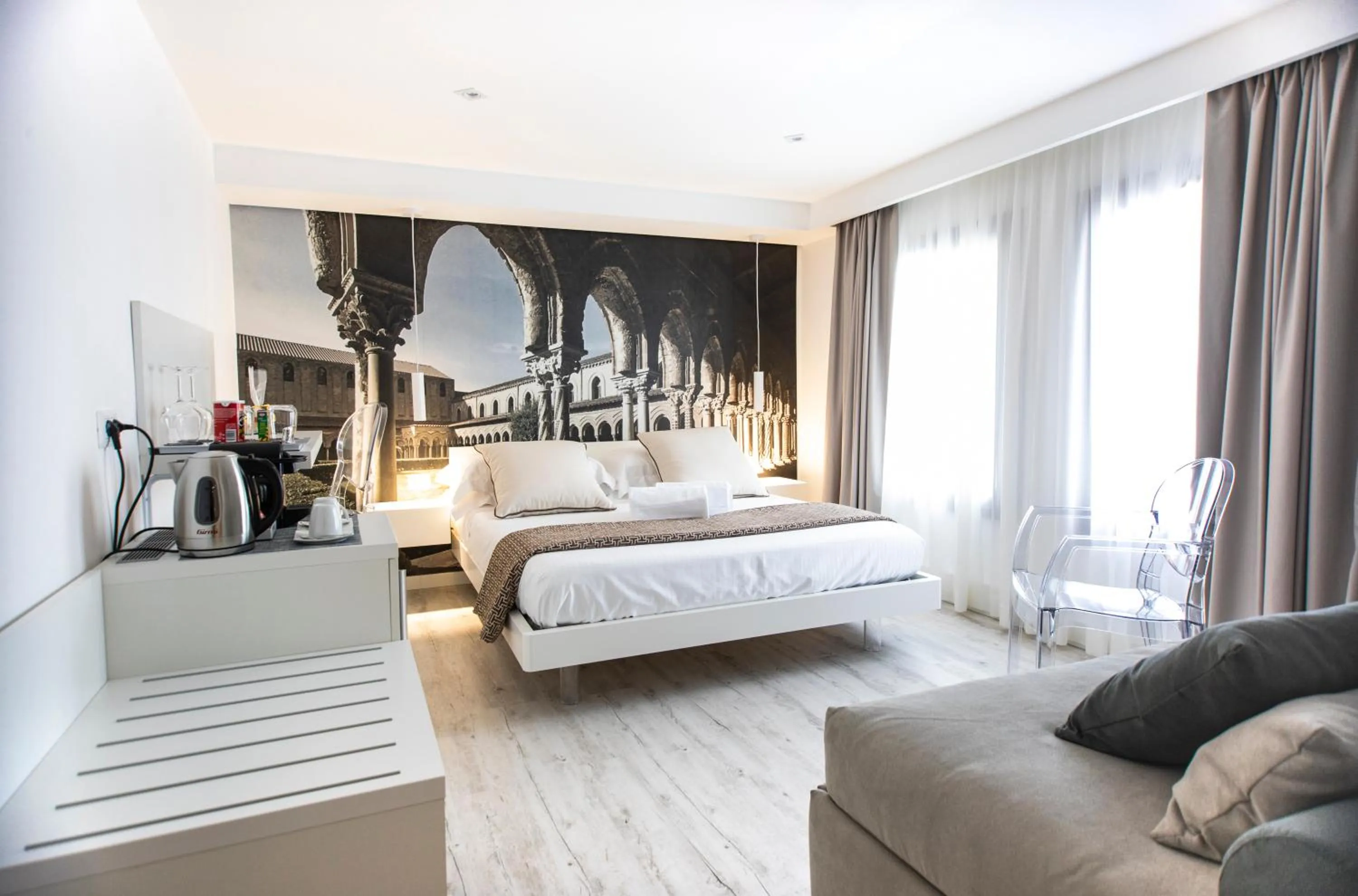 Photo of the whole room, Bed in Suite Quaroni