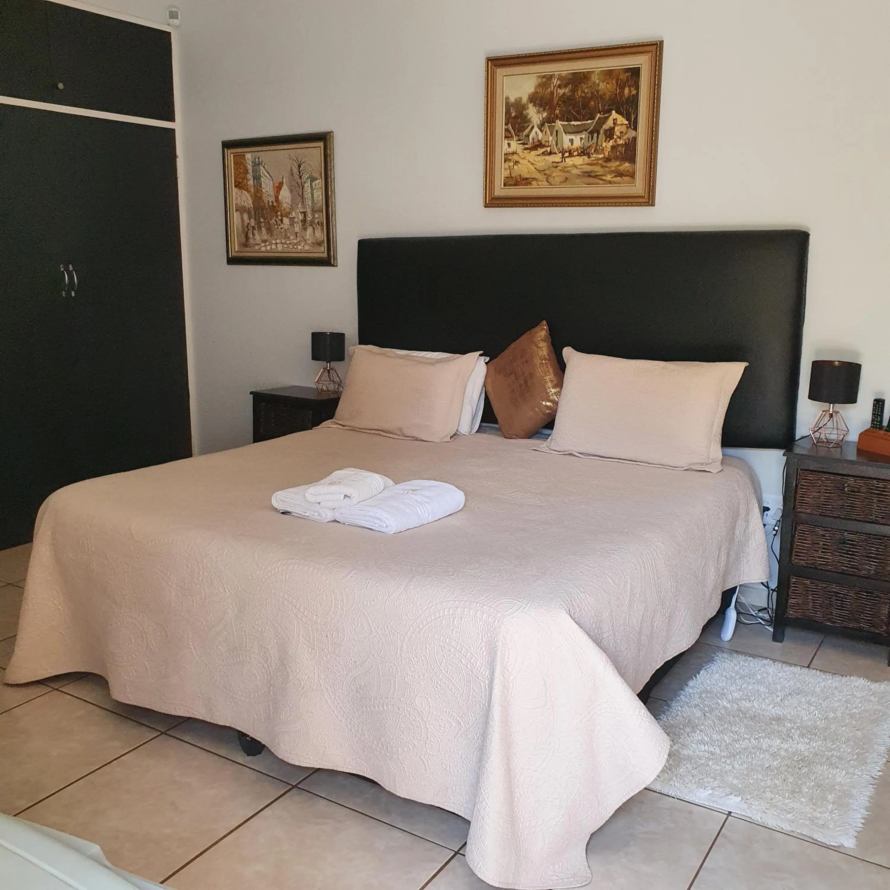 Photo of the whole room, Bed in New Beginnings B&B