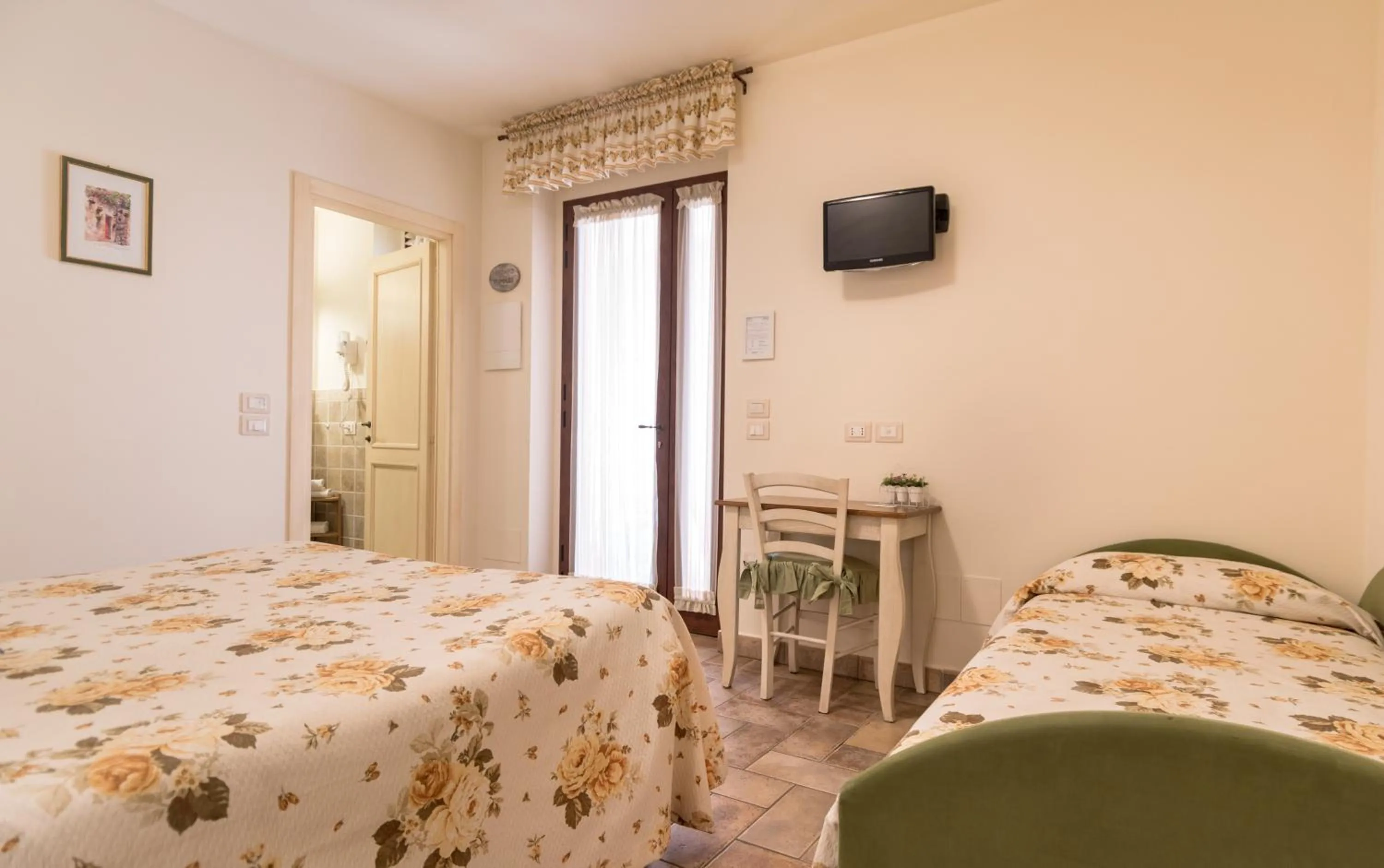 Bedroom, Bed in Rosa di Assisi