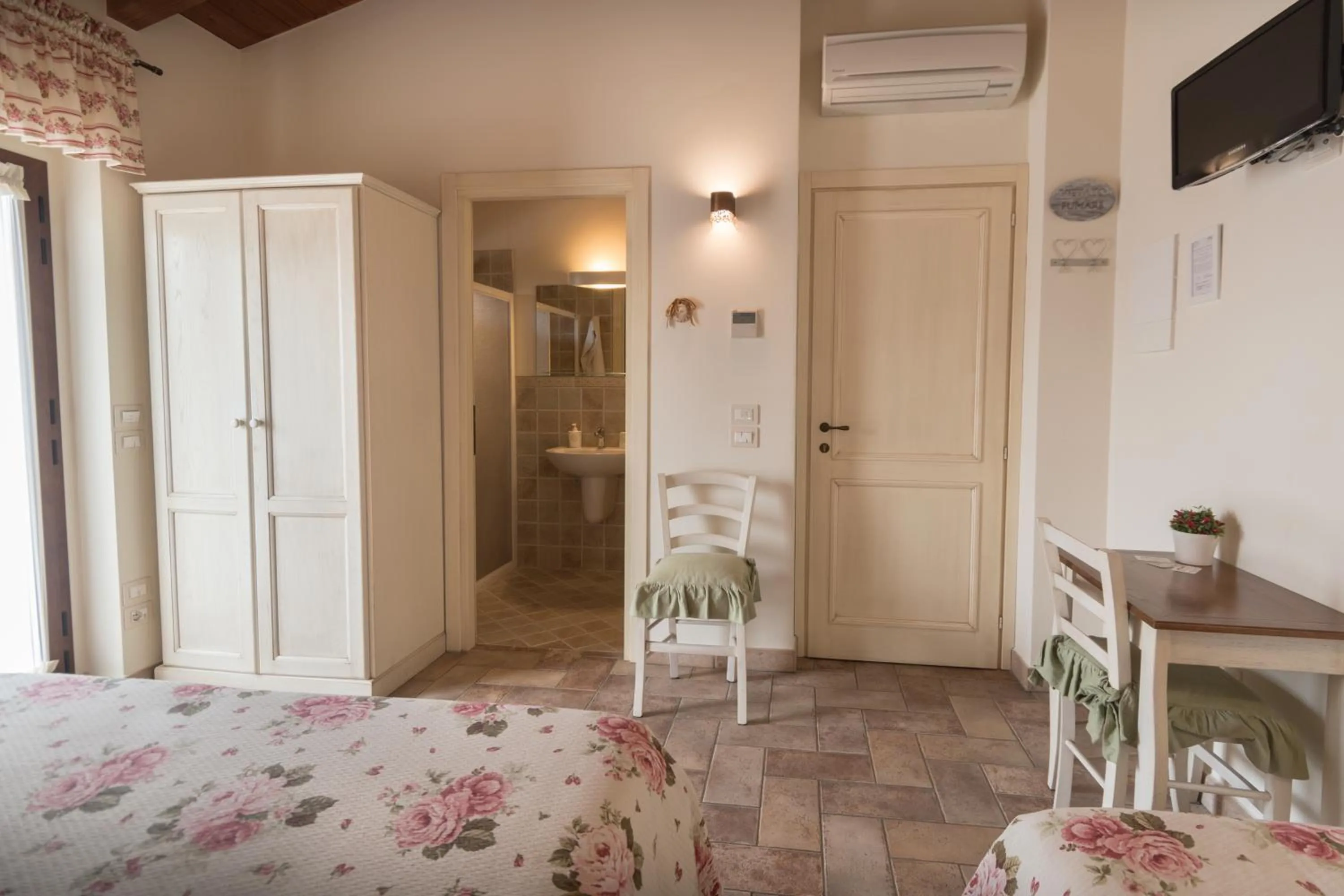 Photo of the whole room, Bed in Rosa di Assisi