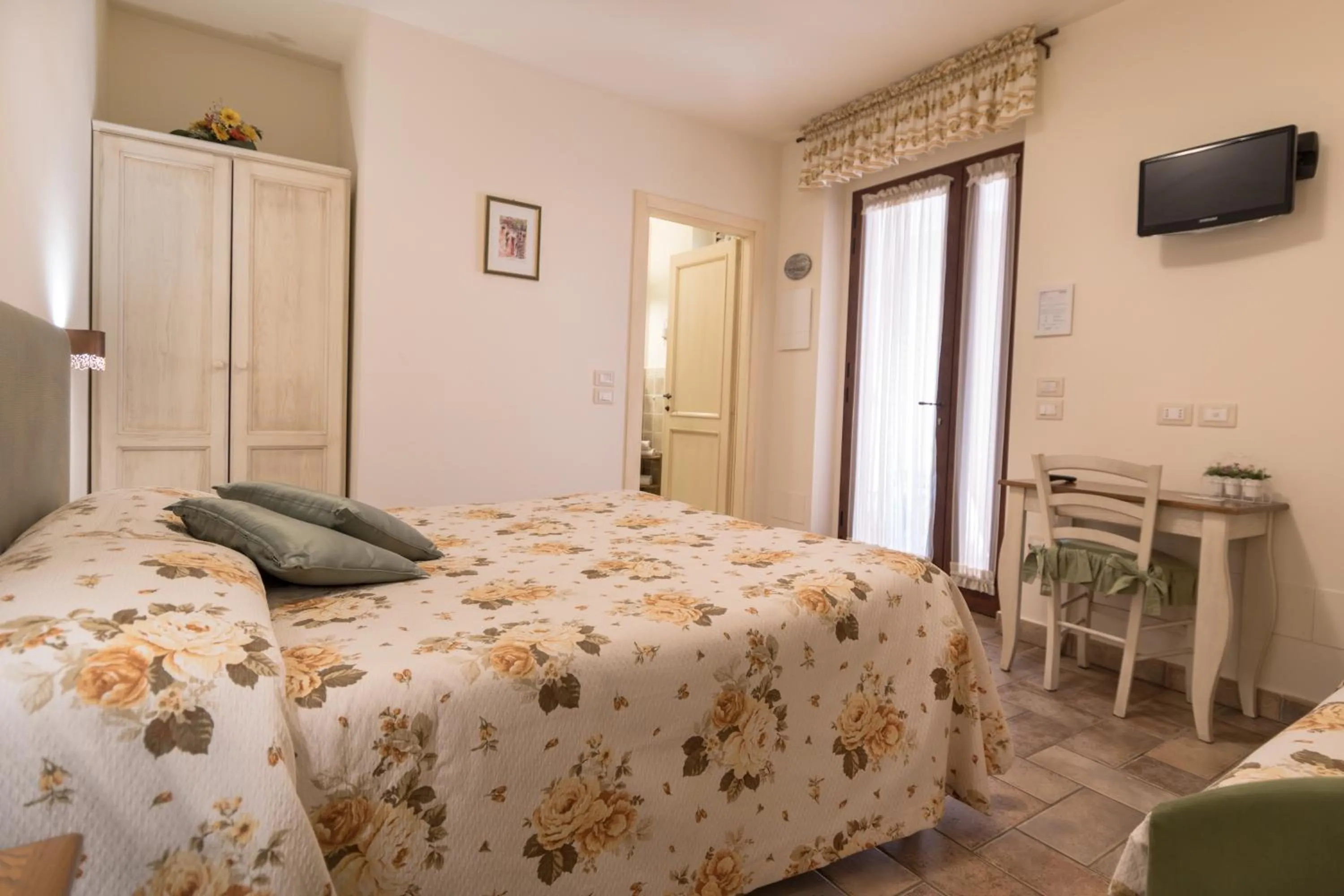 Photo of the whole room, Bed in Rosa di Assisi