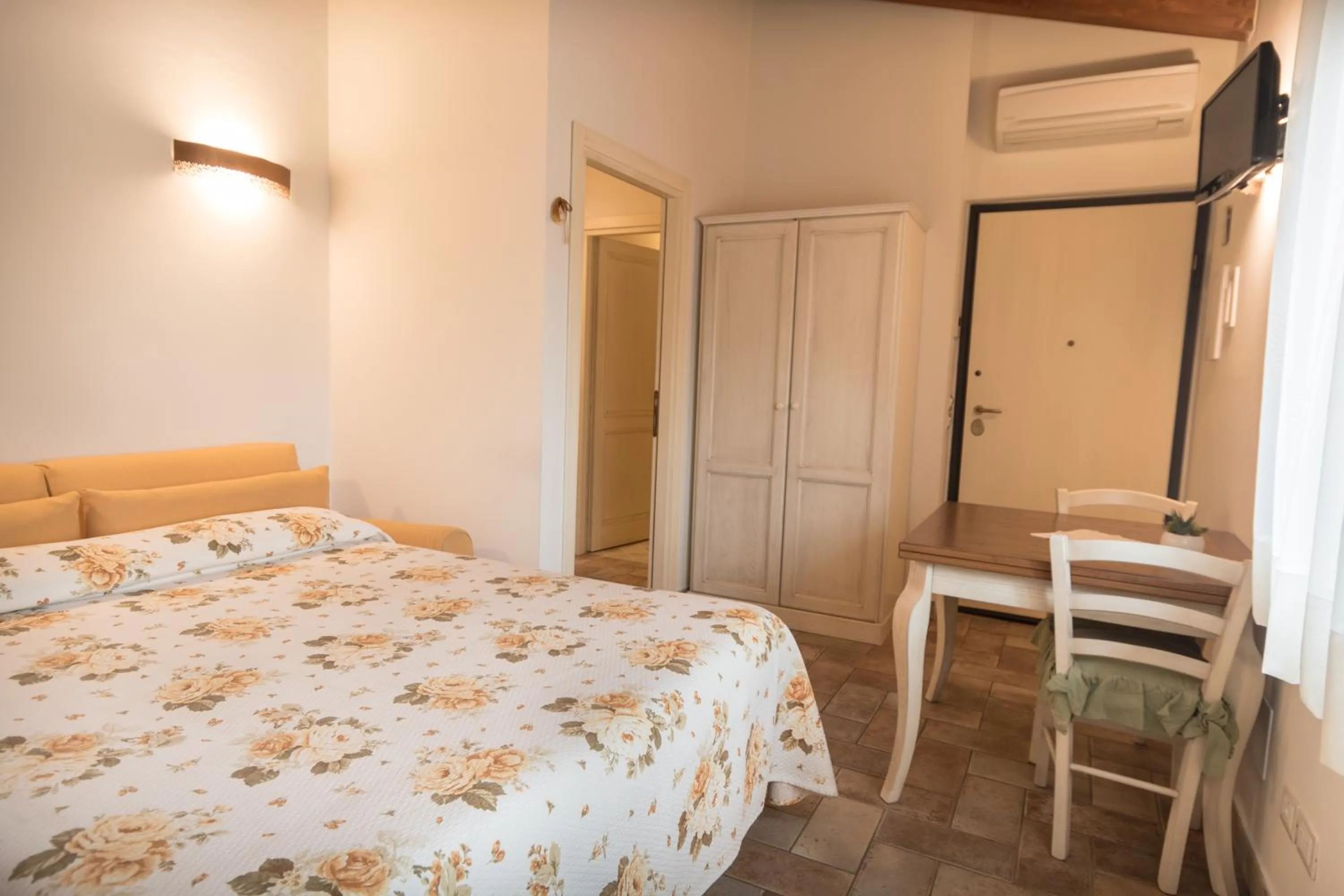 Bedroom, Bed in Rosa di Assisi