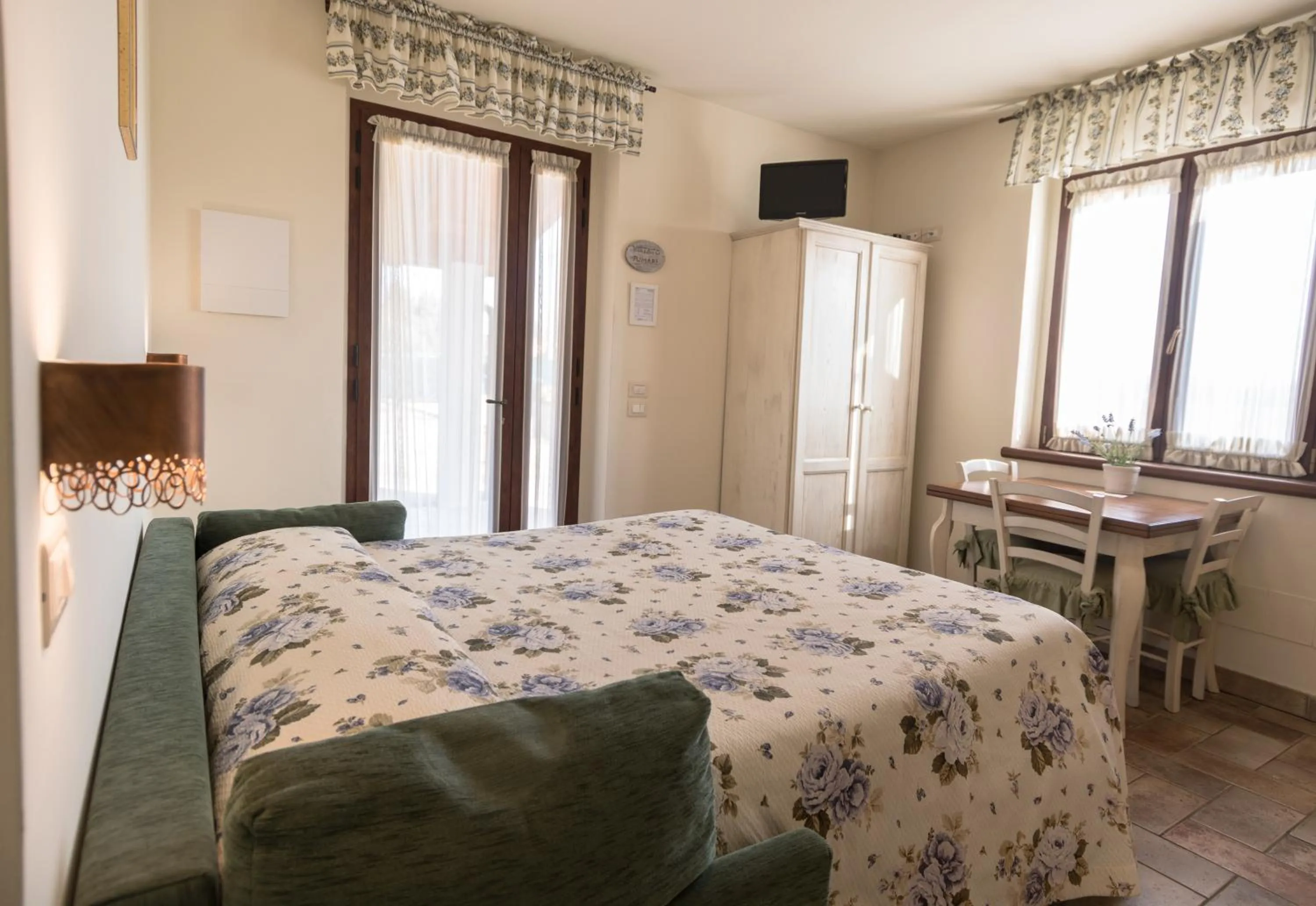 Photo of the whole room, Bed in Rosa di Assisi