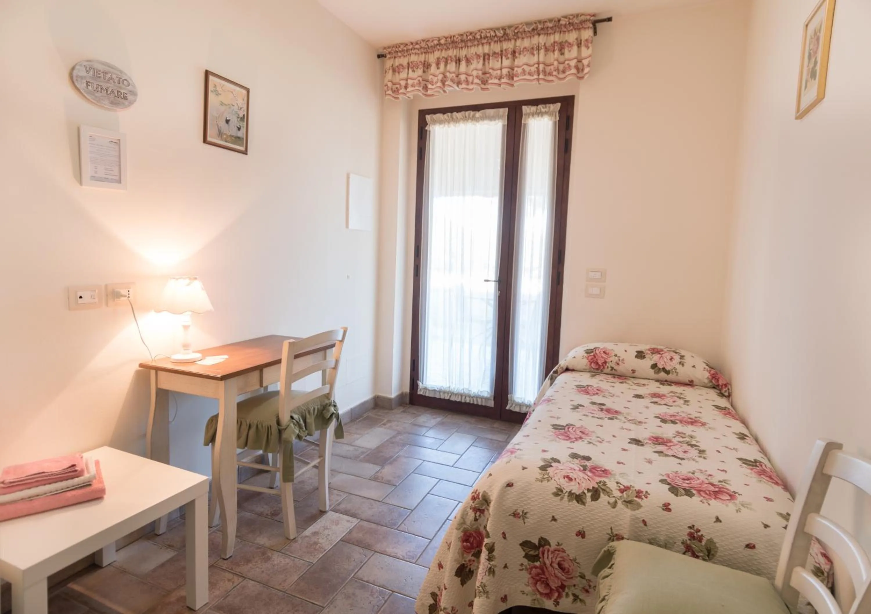 Photo of the whole room, Bed in Rosa di Assisi