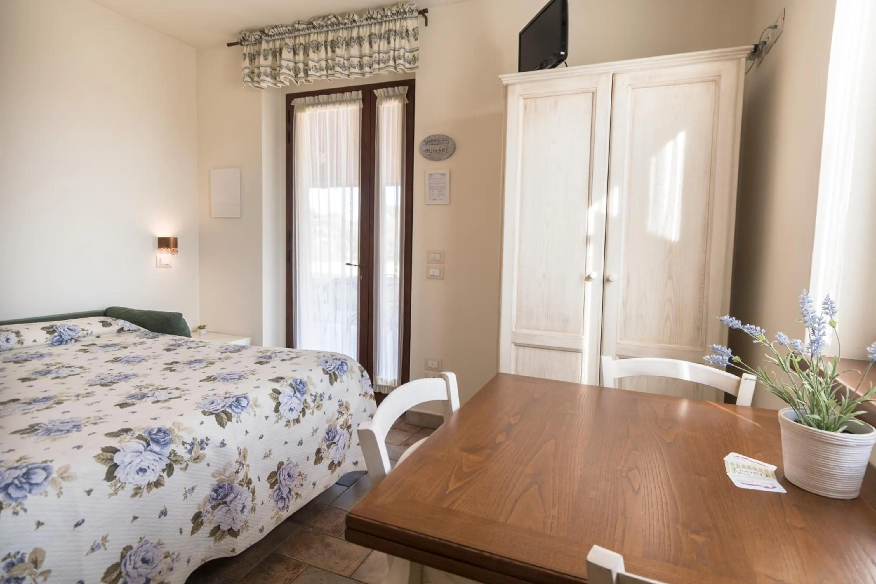 Photo of the whole room, Bed in Rosa di Assisi