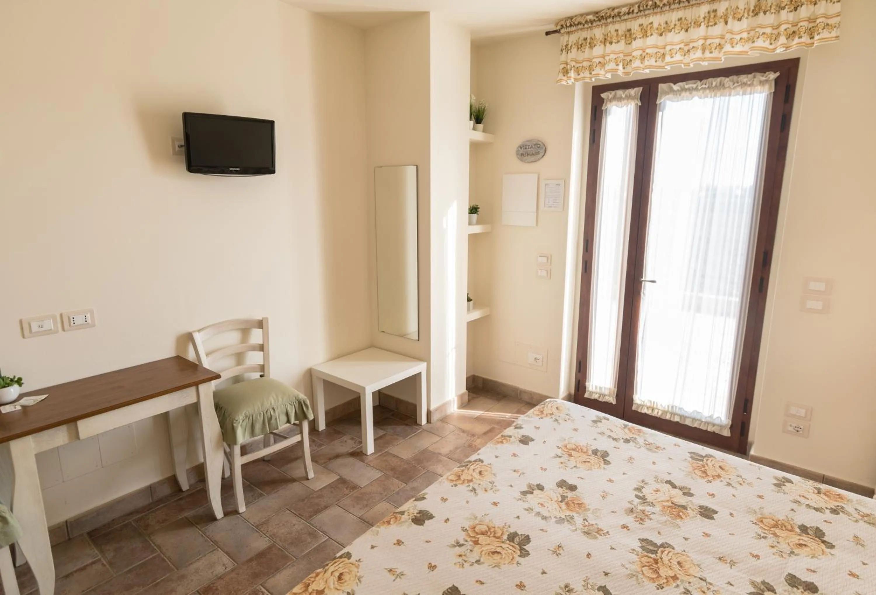 Photo of the whole room, Bed in Rosa di Assisi