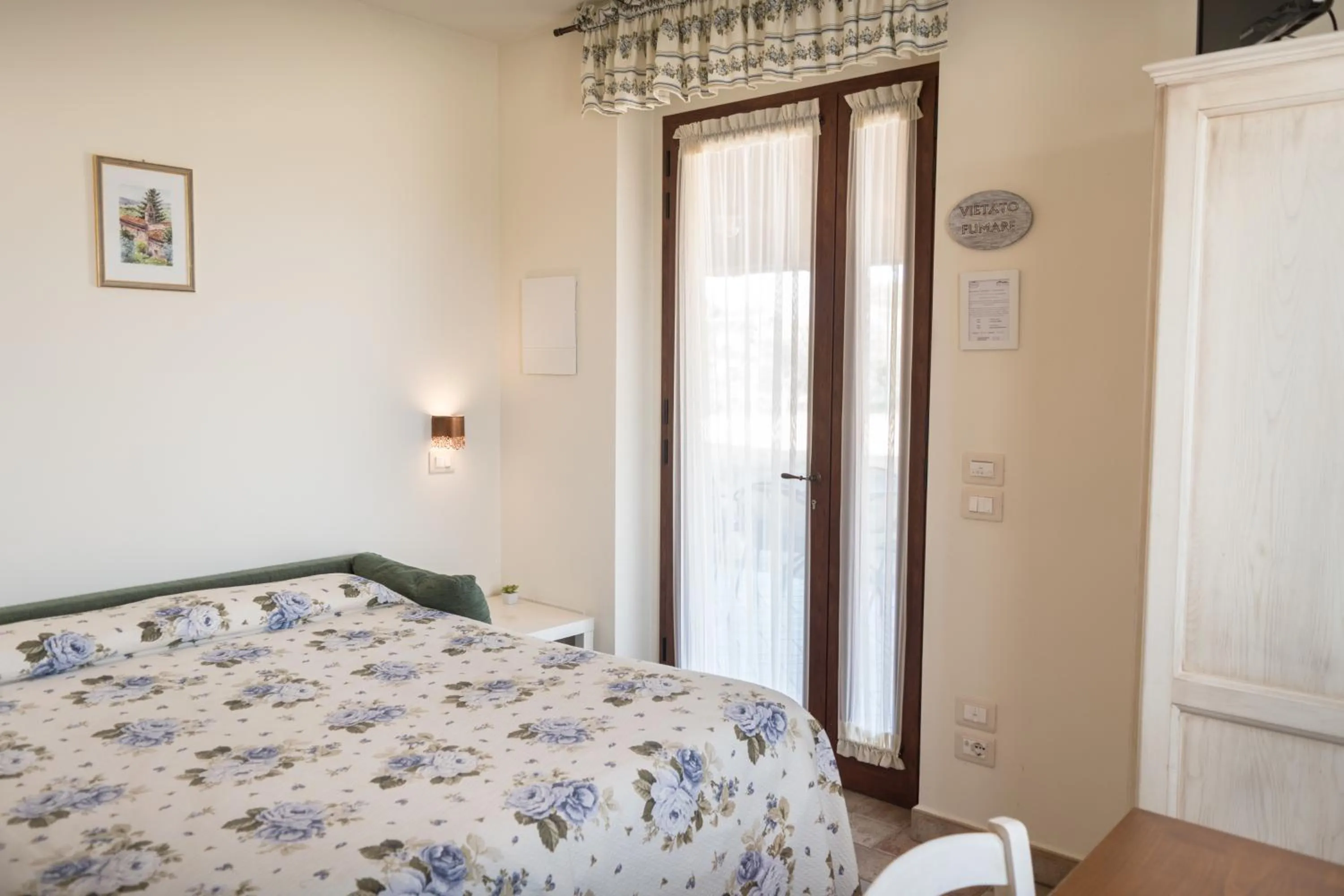 Bedroom, Bed in Rosa di Assisi