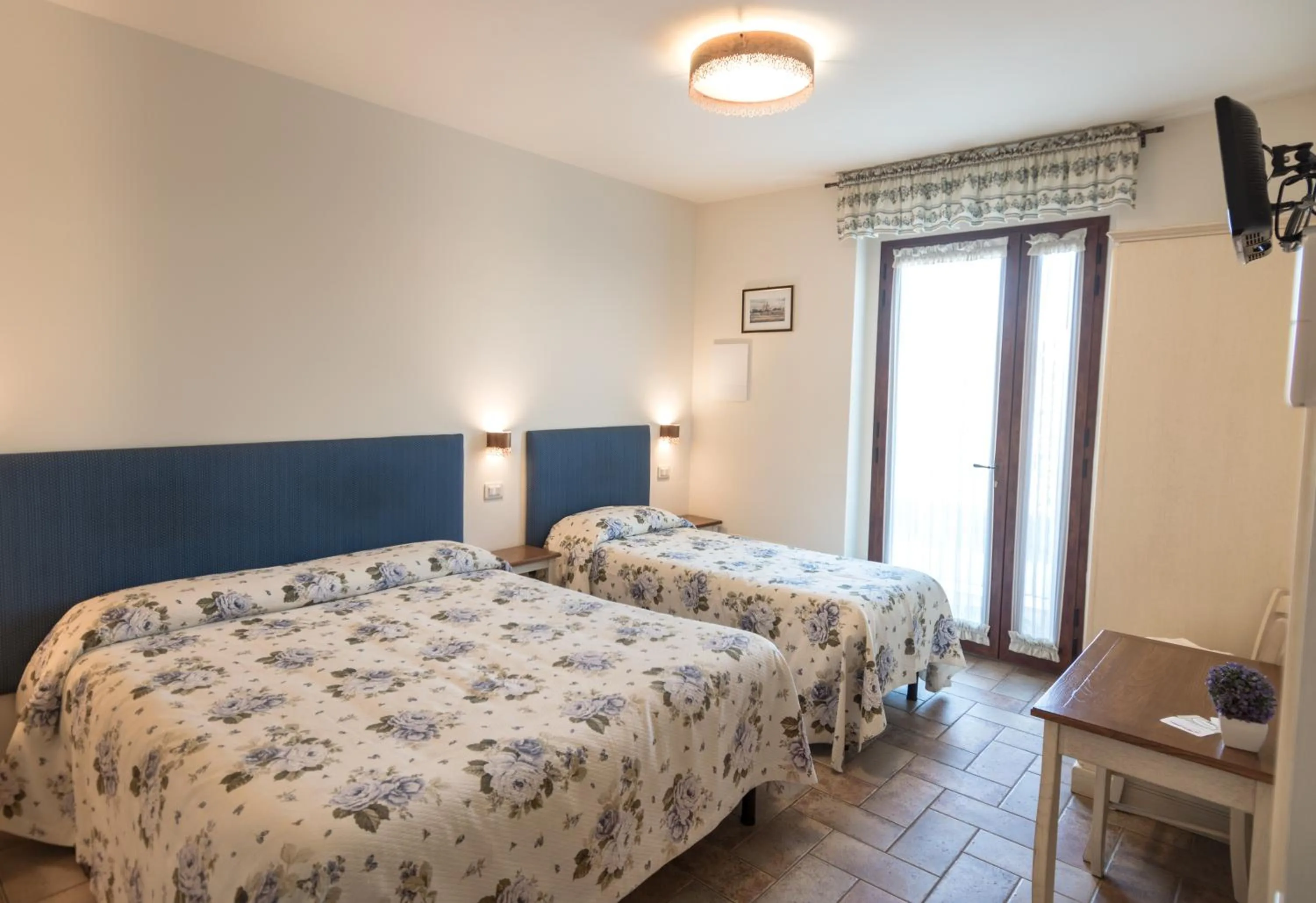 Photo of the whole room, Bed in Rosa di Assisi