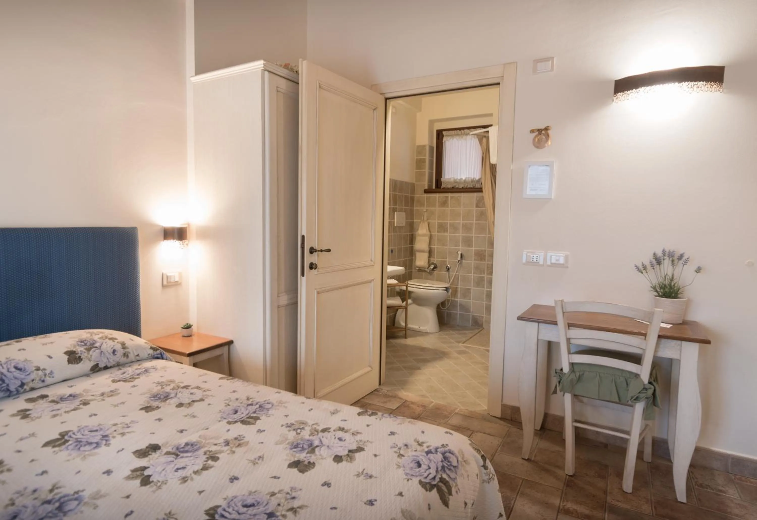 Photo of the whole room, Bed in Rosa di Assisi