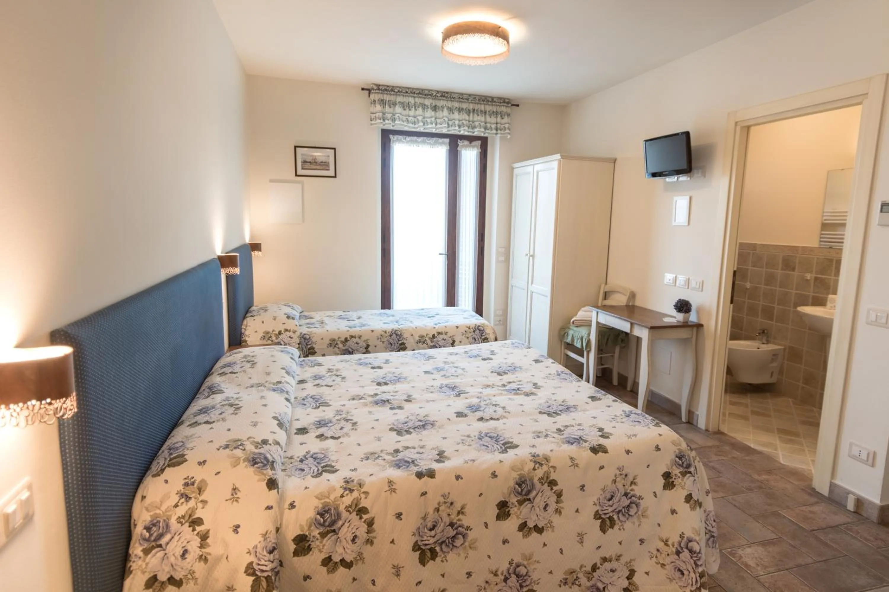 Photo of the whole room, Bed in Rosa di Assisi