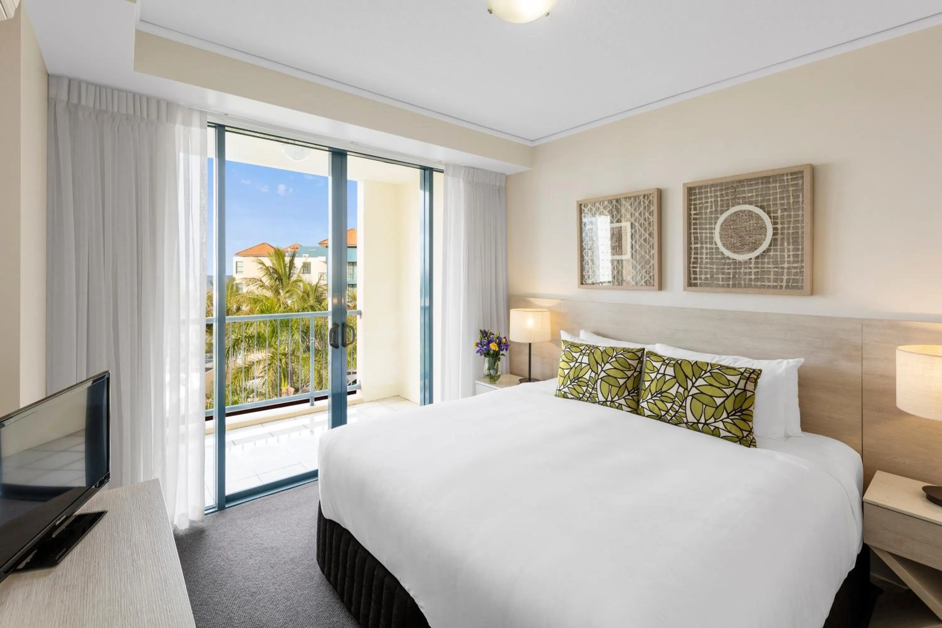 TV and multimedia, Bed in Oaks Sunshine Coast Seaforth Resort