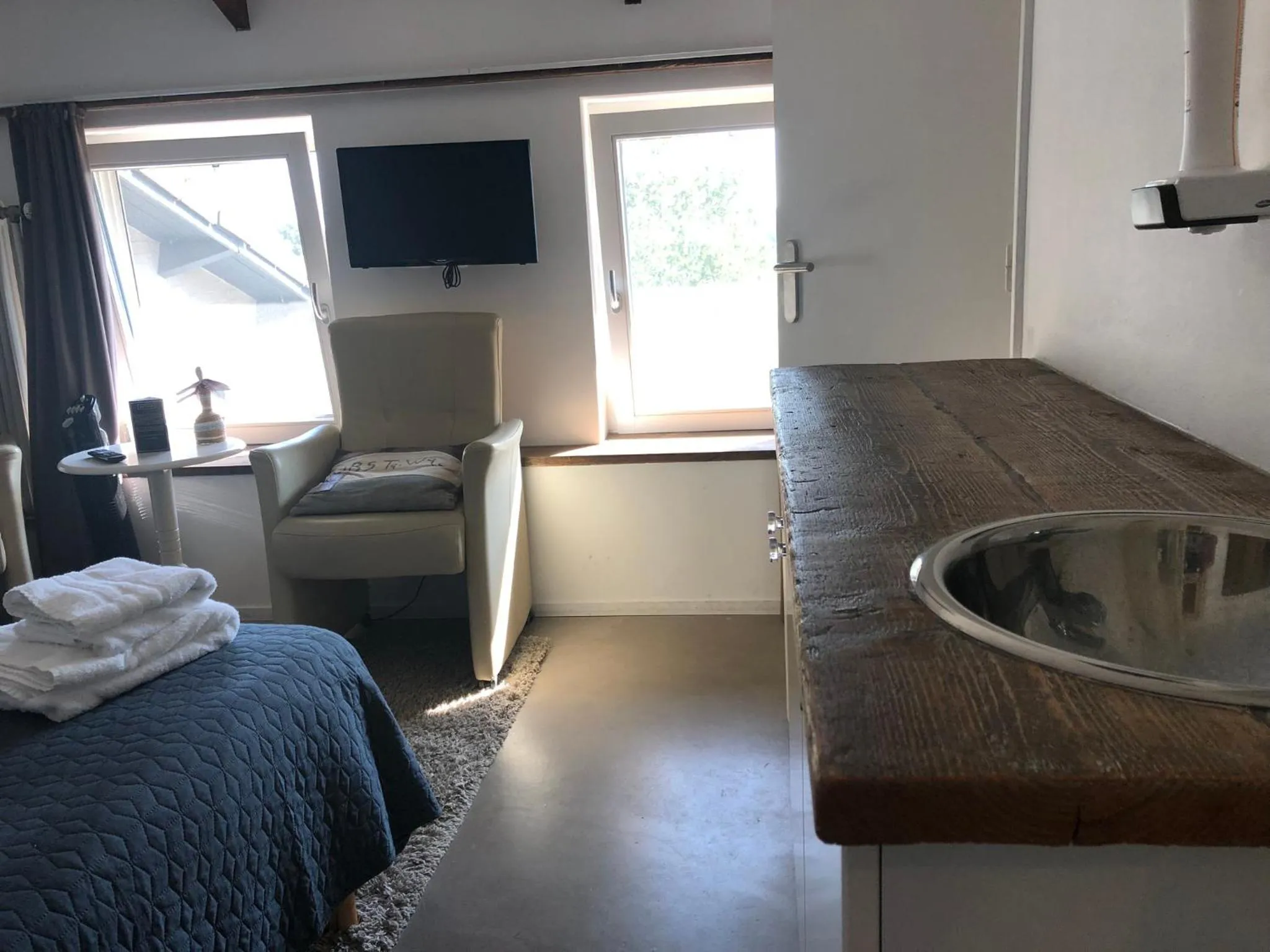 Photo of the whole room, Bed in Hotel de Plank - alle kamers met airconditioning