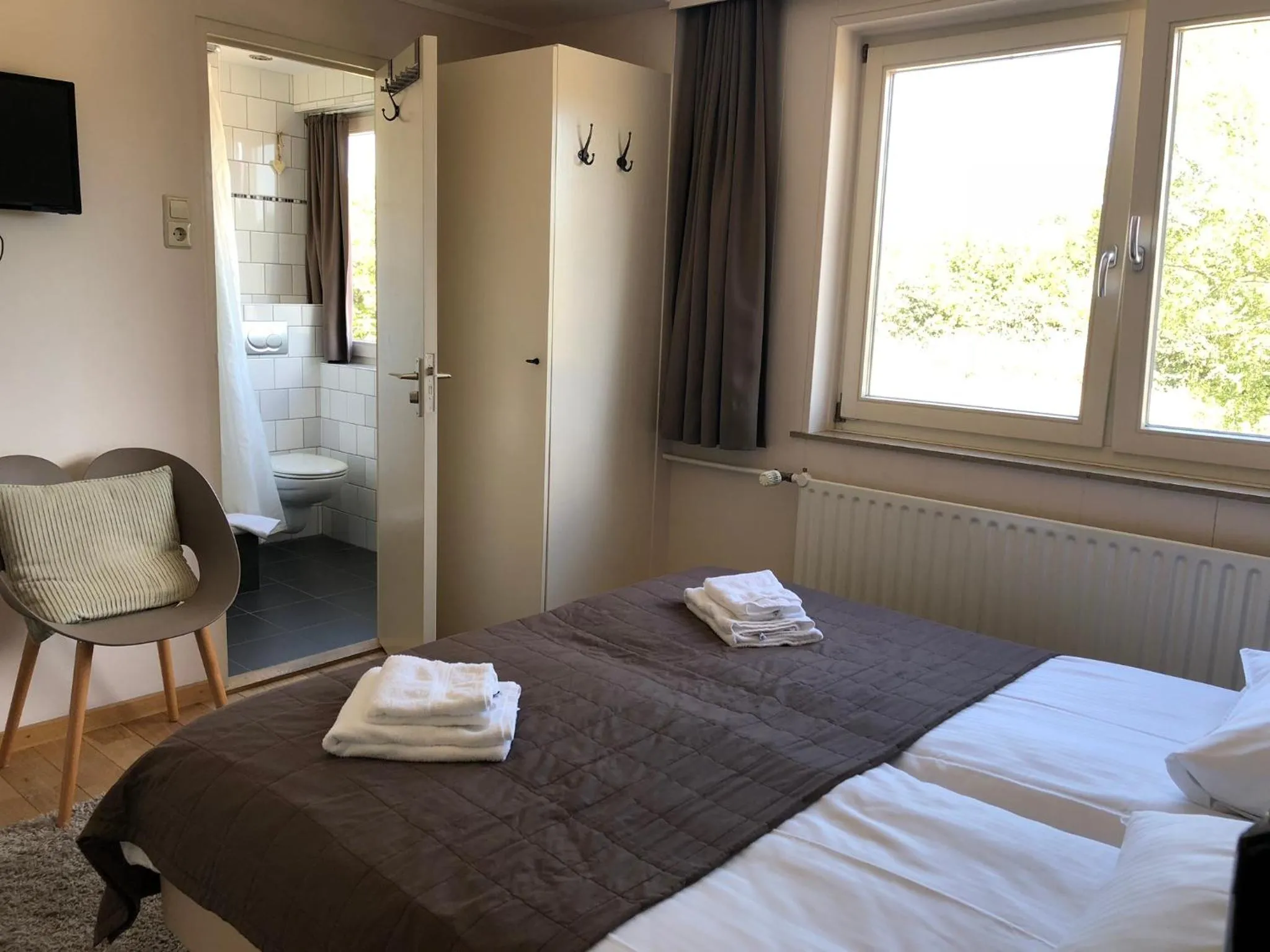 Photo of the whole room, Bed in Hotel de Plank - alle kamers met airconditioning