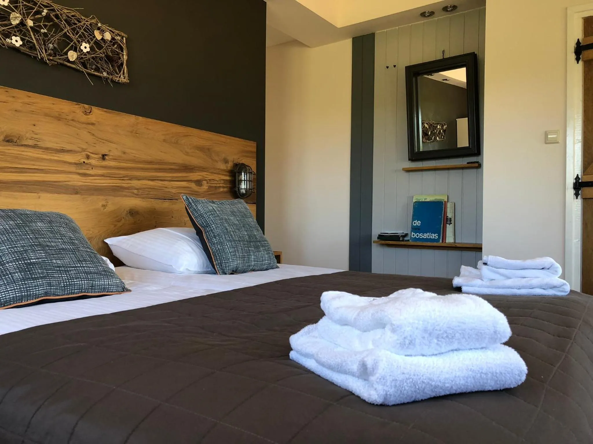 Bedroom, Bed in Hotel de Plank - alle kamers met airconditioning