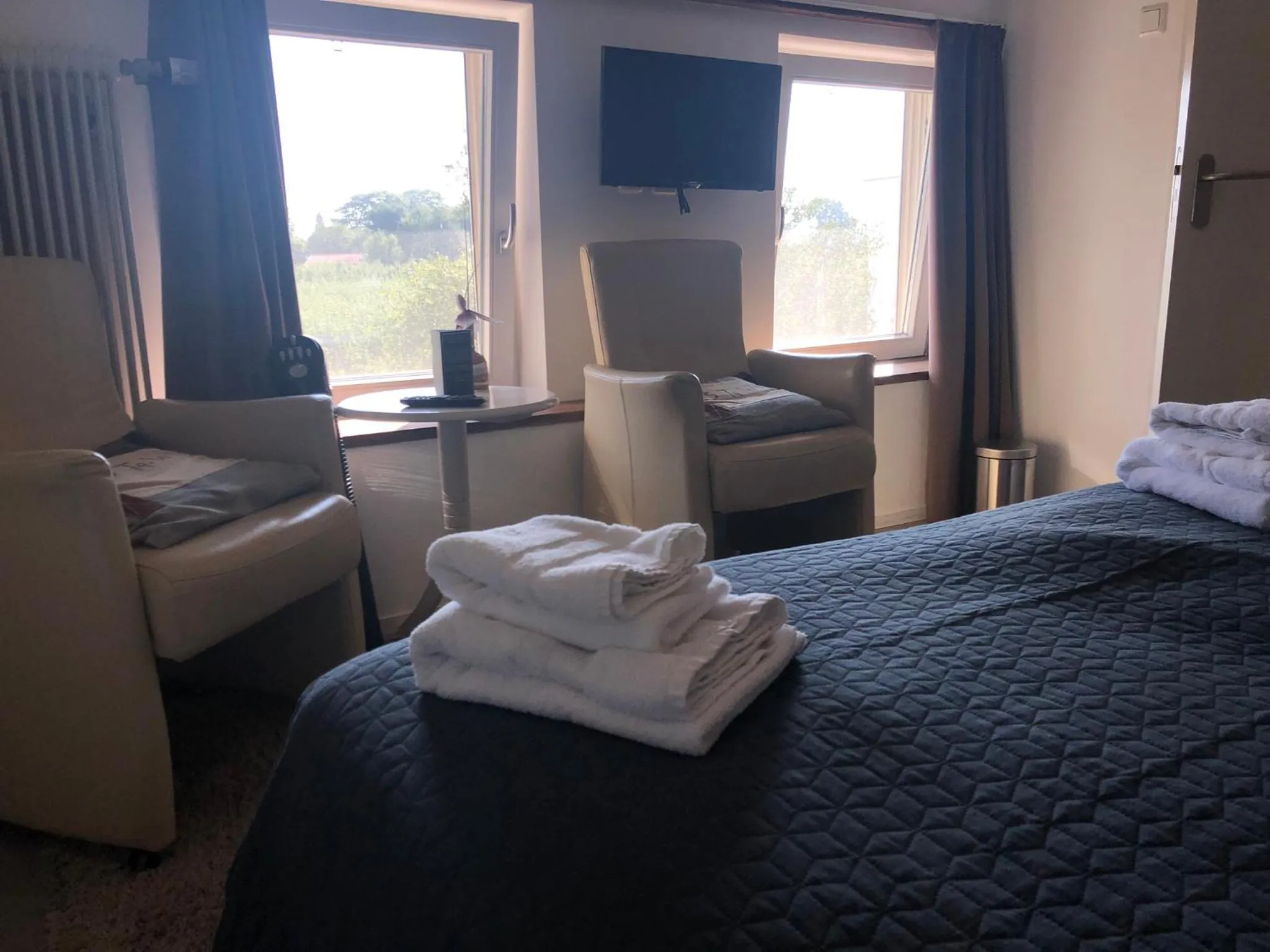 Bed in Hotel de Plank - alle kamers met airconditioning