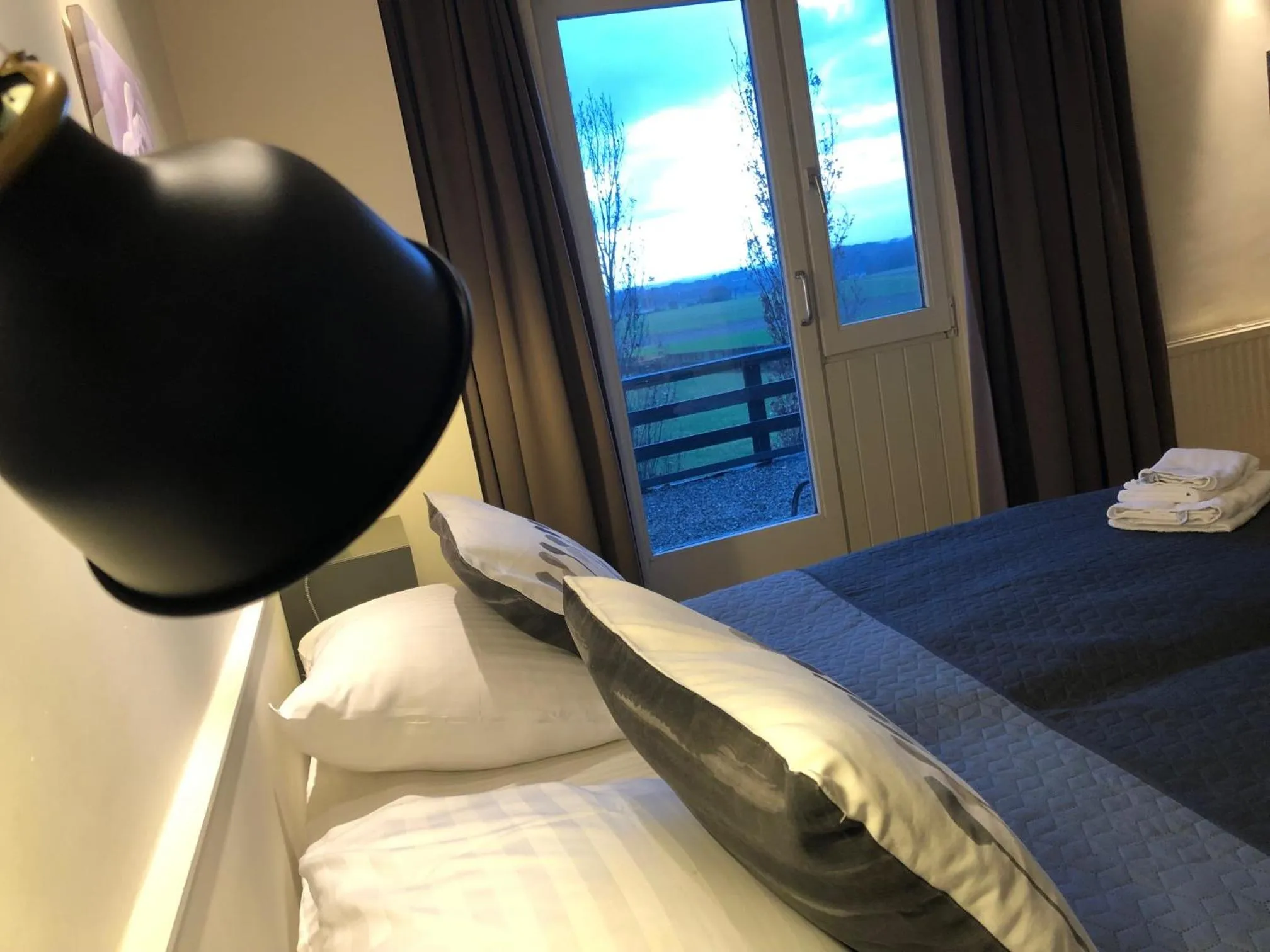 Photo of the whole room, Bed in Hotel de Plank - alle kamers met airconditioning