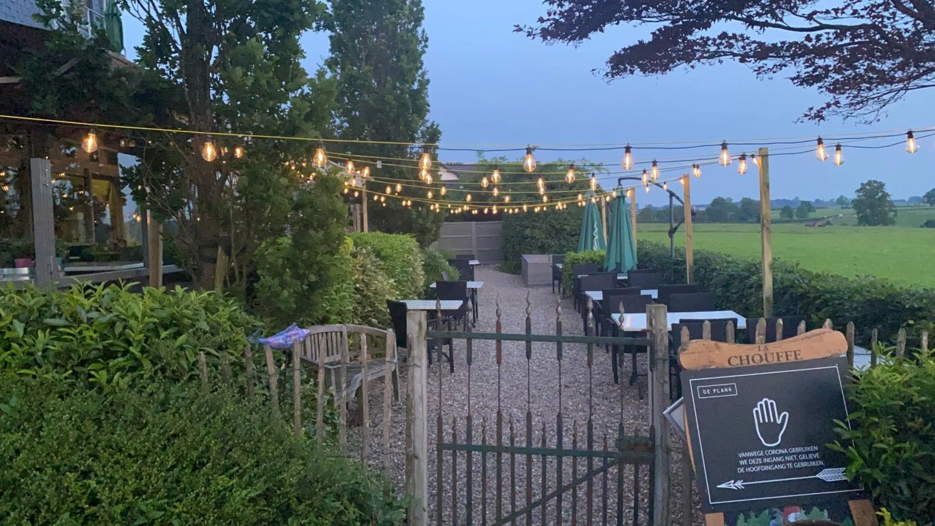 Patio in Hotel de Plank - alle kamers met airconditioning