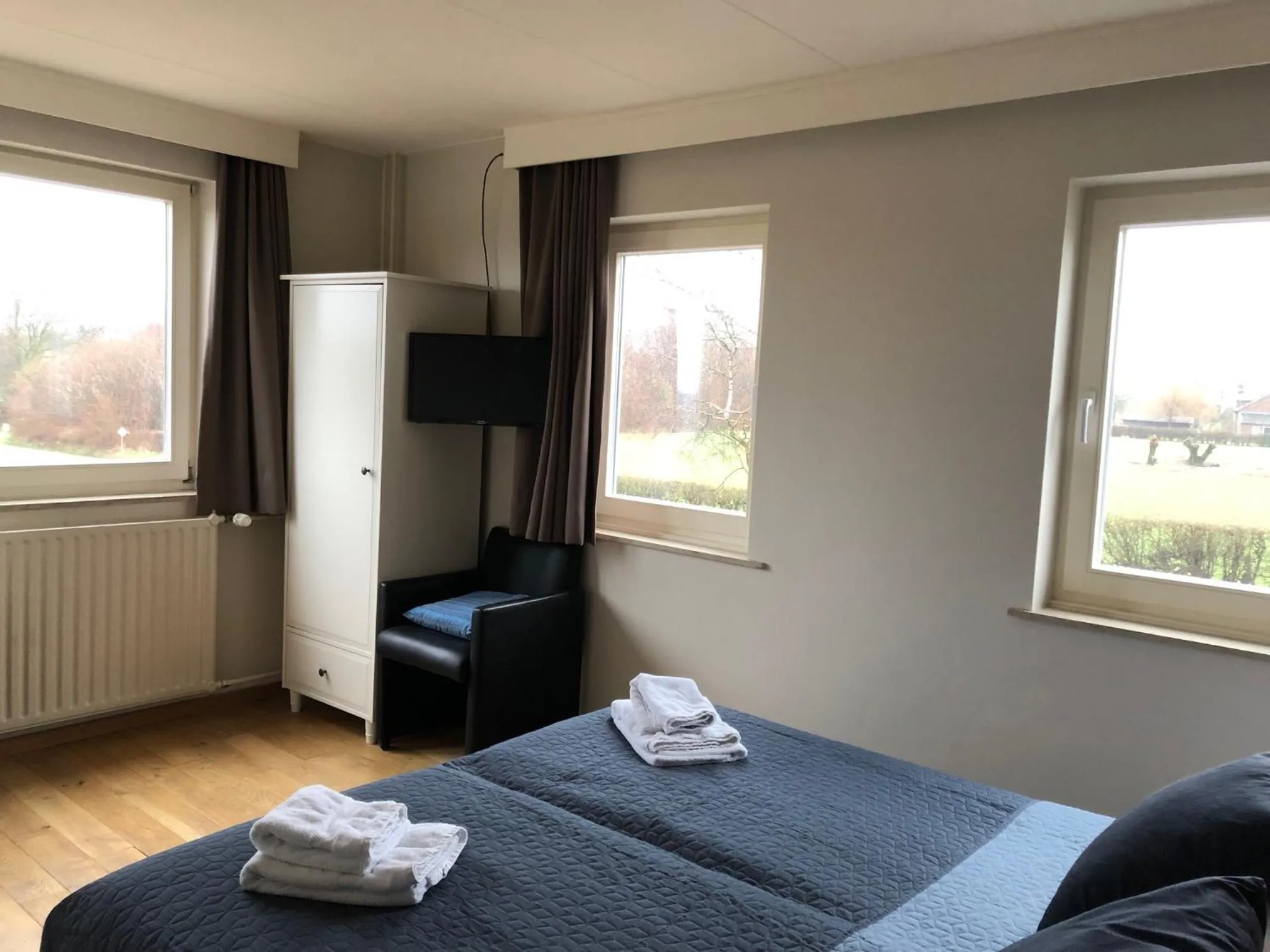 Photo of the whole room, Bed in Hotel de Plank - alle kamers met airconditioning