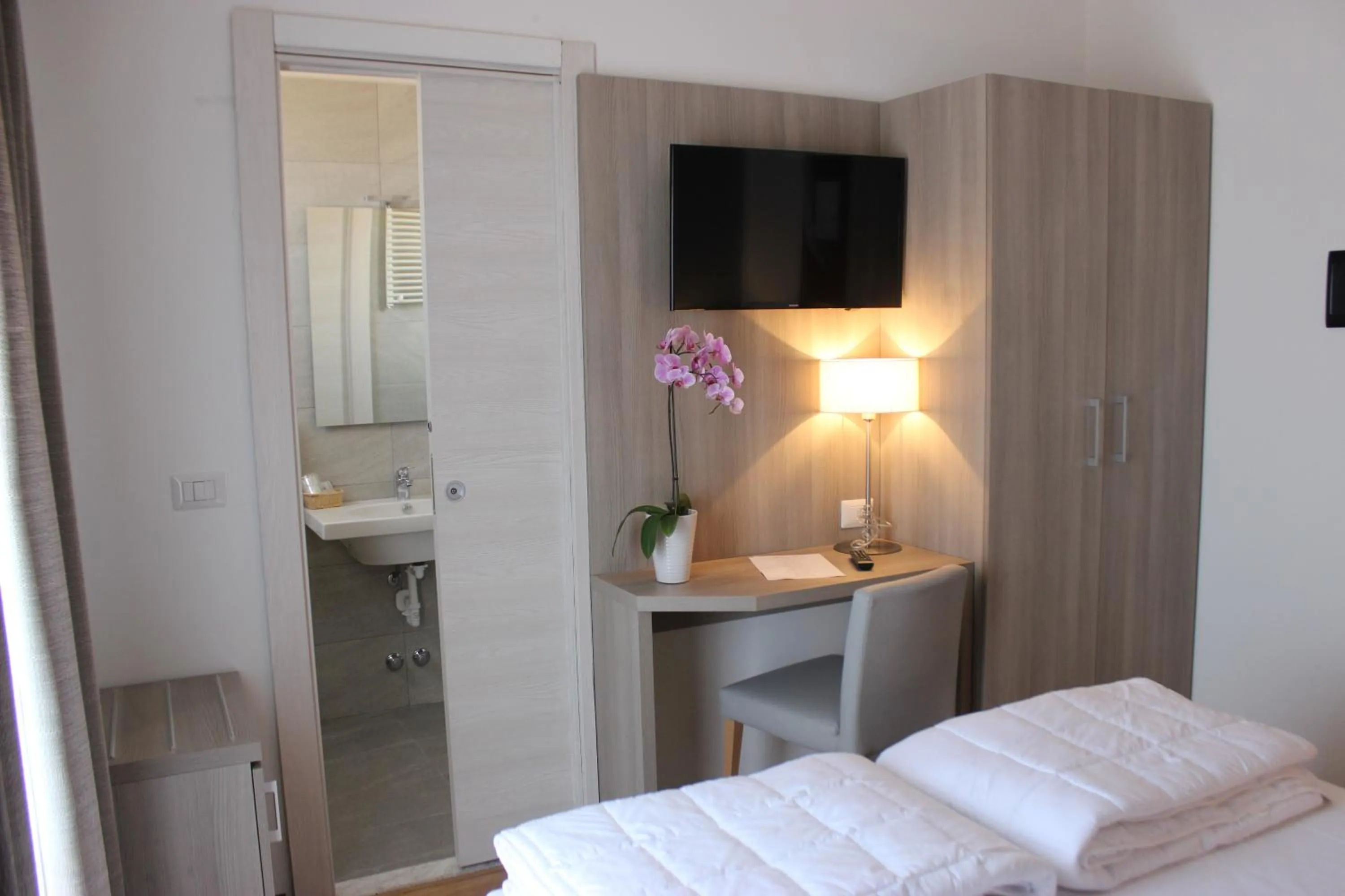 Communal lounge/ TV room, Bed in Hotel Loreley