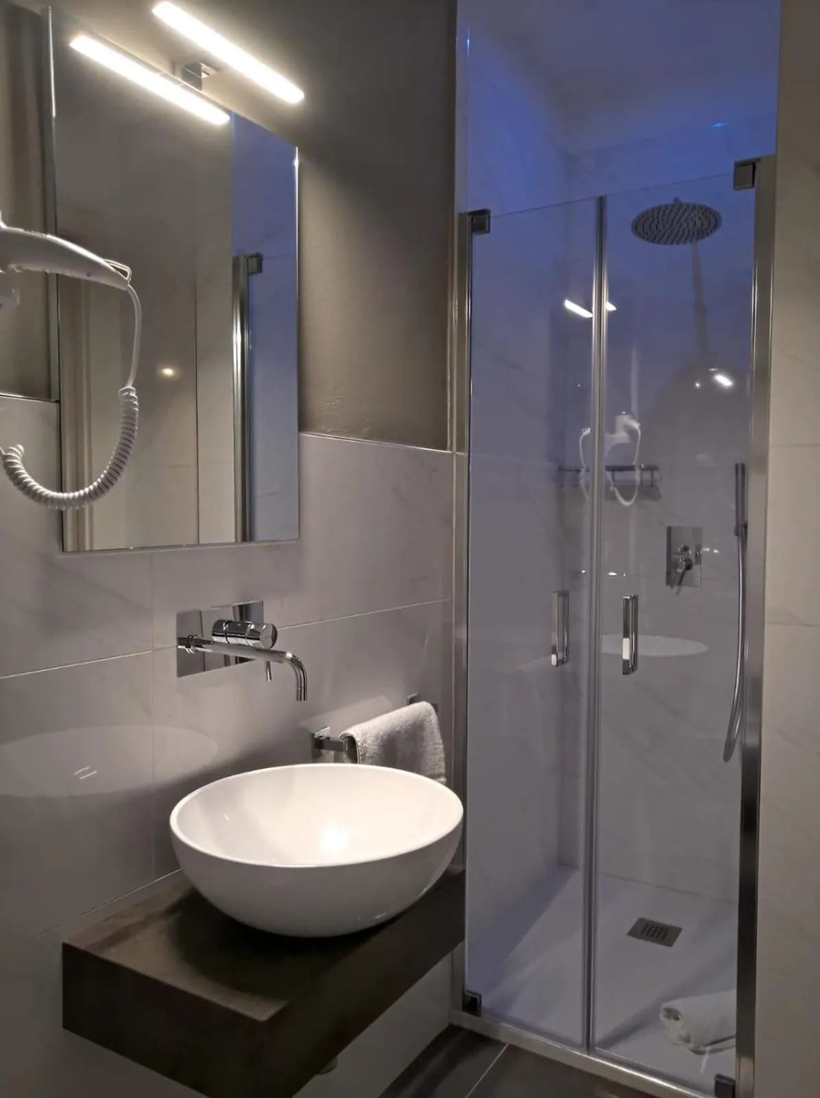 Shower in Hotel Loreley