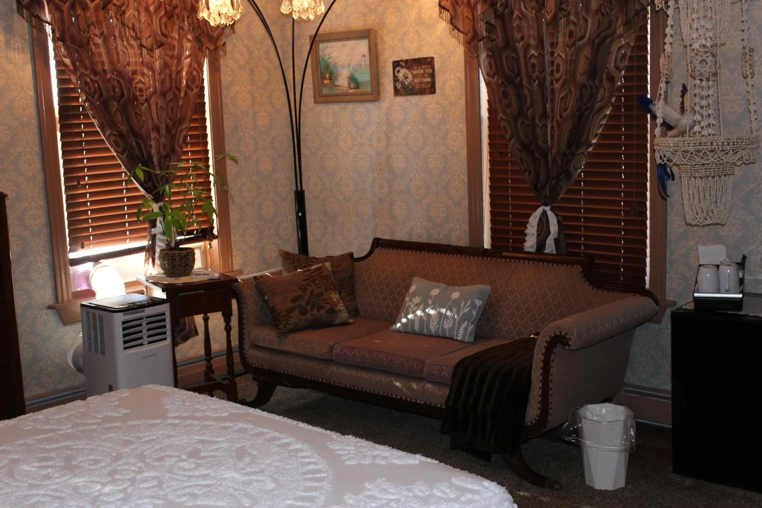 Seating area, Bed in Carriage Stop Bed & Breakfast