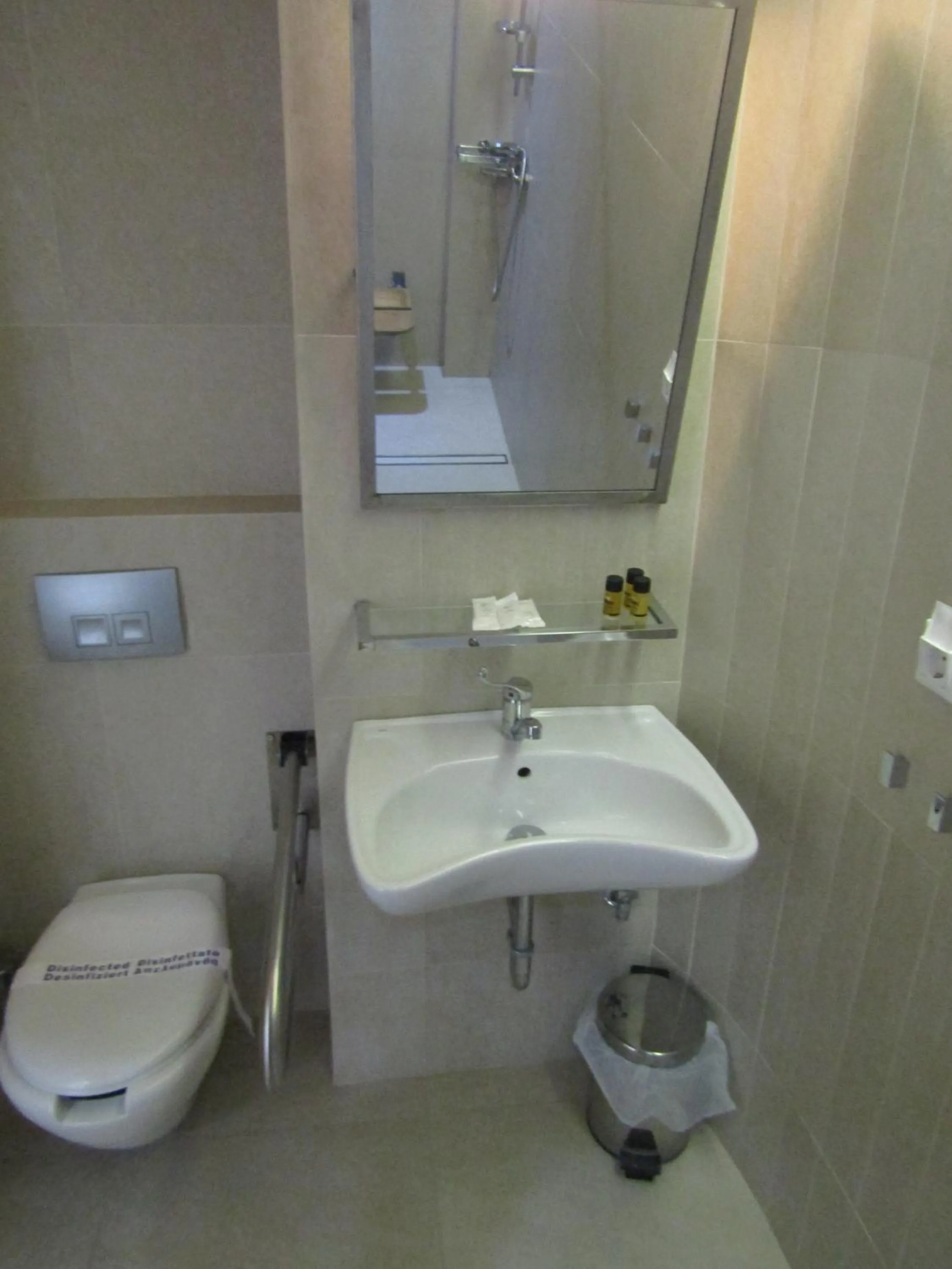 Bathroom in Hotel Zefyros