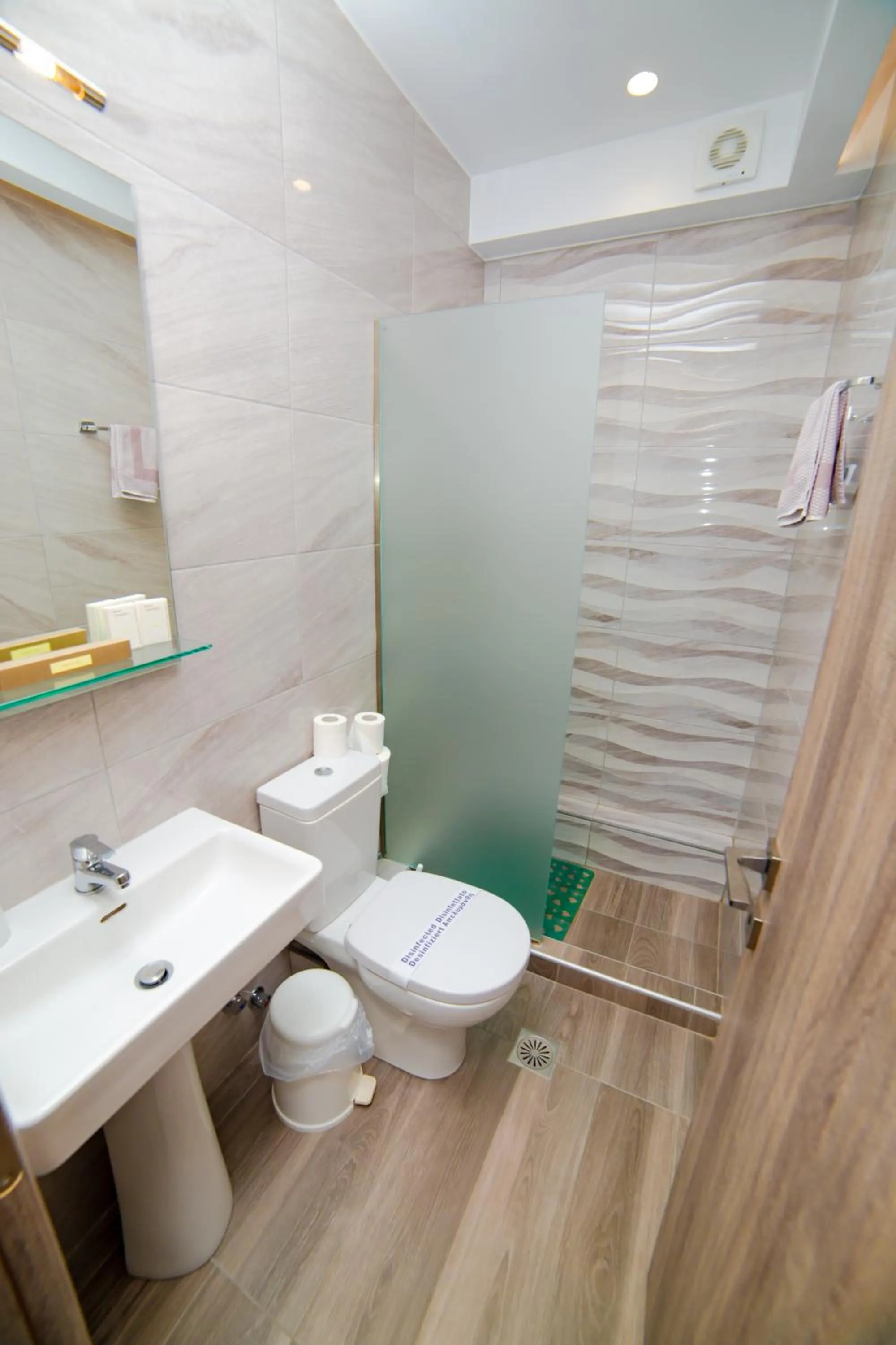 Shower in Hotel Zefyros