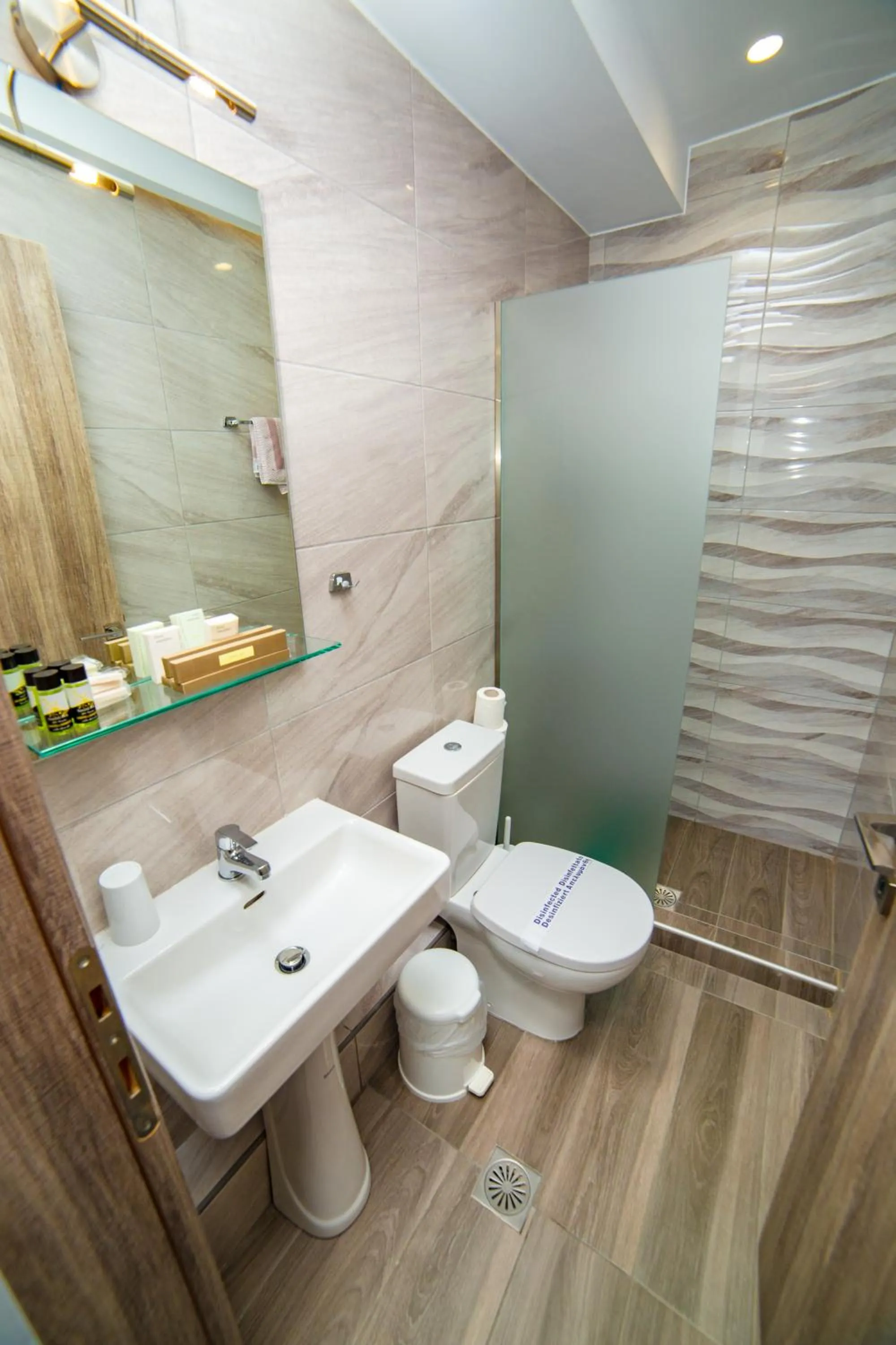 Shower in Hotel Zefyros