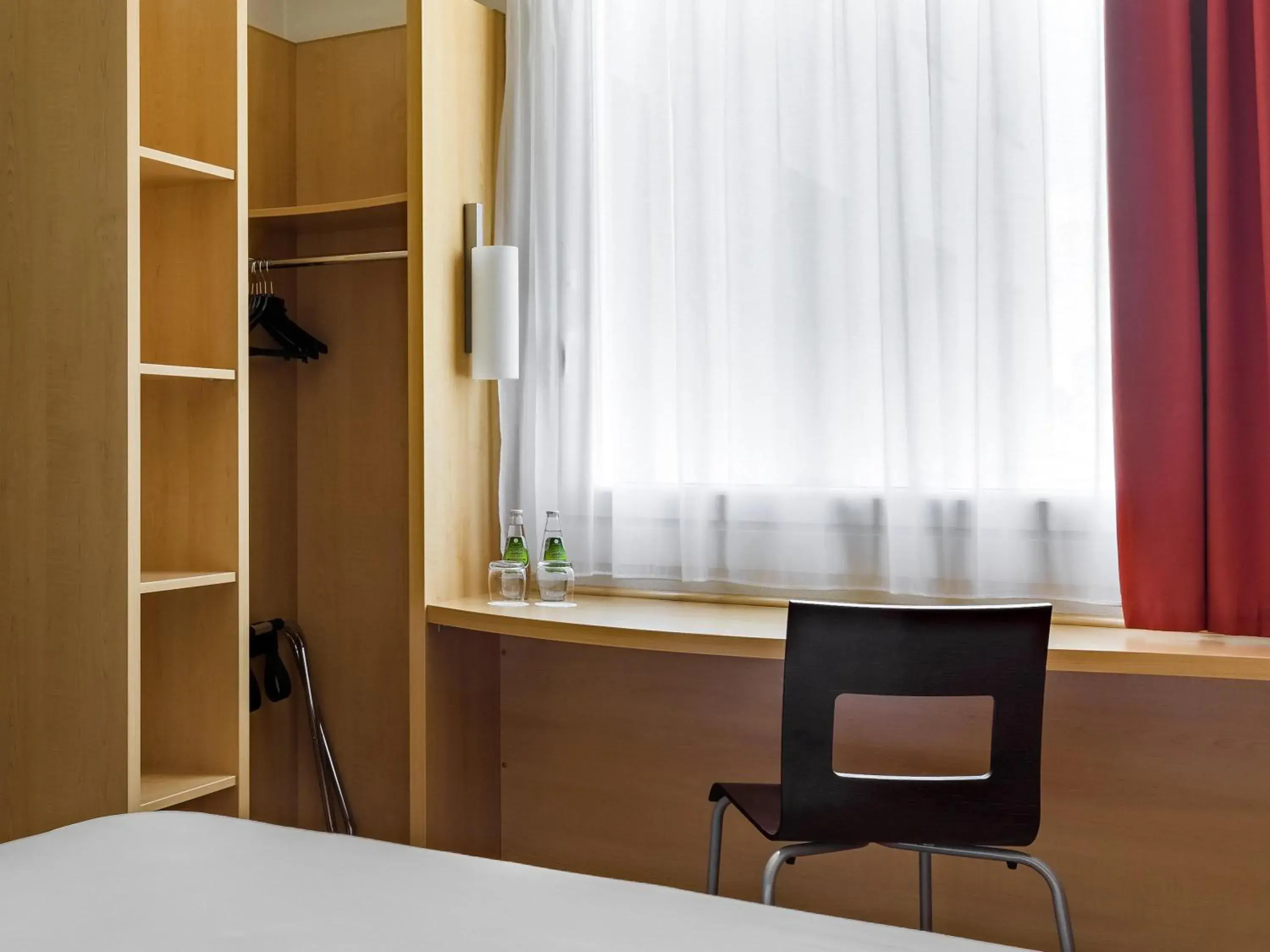 Twin Room in ibis Warszawa West Station Twin Room in ibis Warszawa West Station