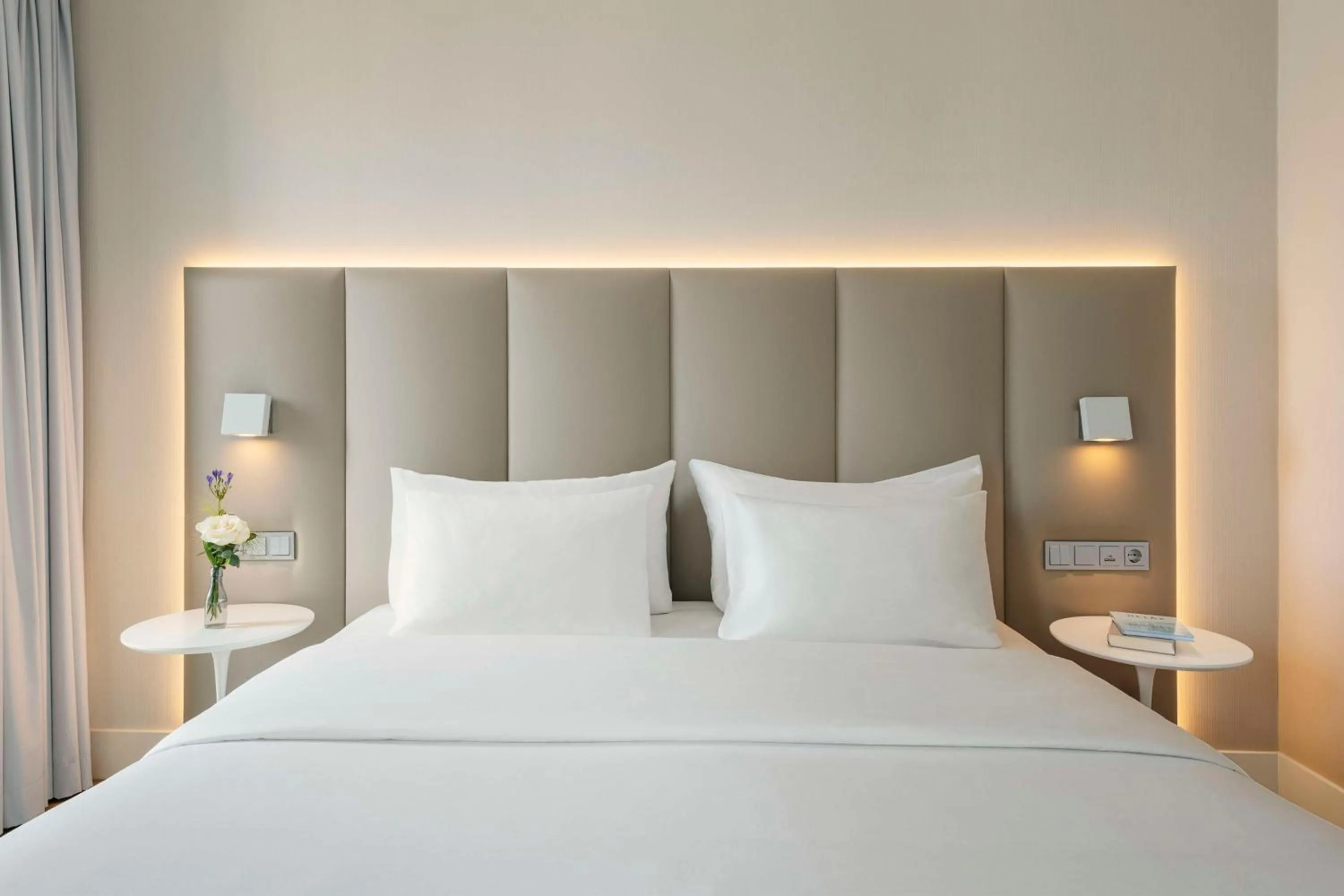 Photo of the whole room, Bed in NH Leipzig Zentrum