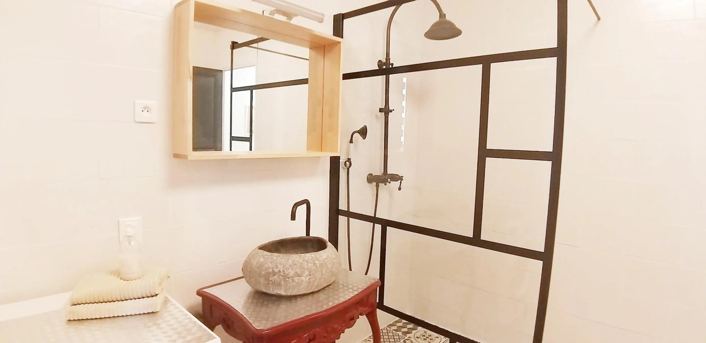 Bedroom, Bathroom in Dream House & Spa Bandol - Céline et Olivier