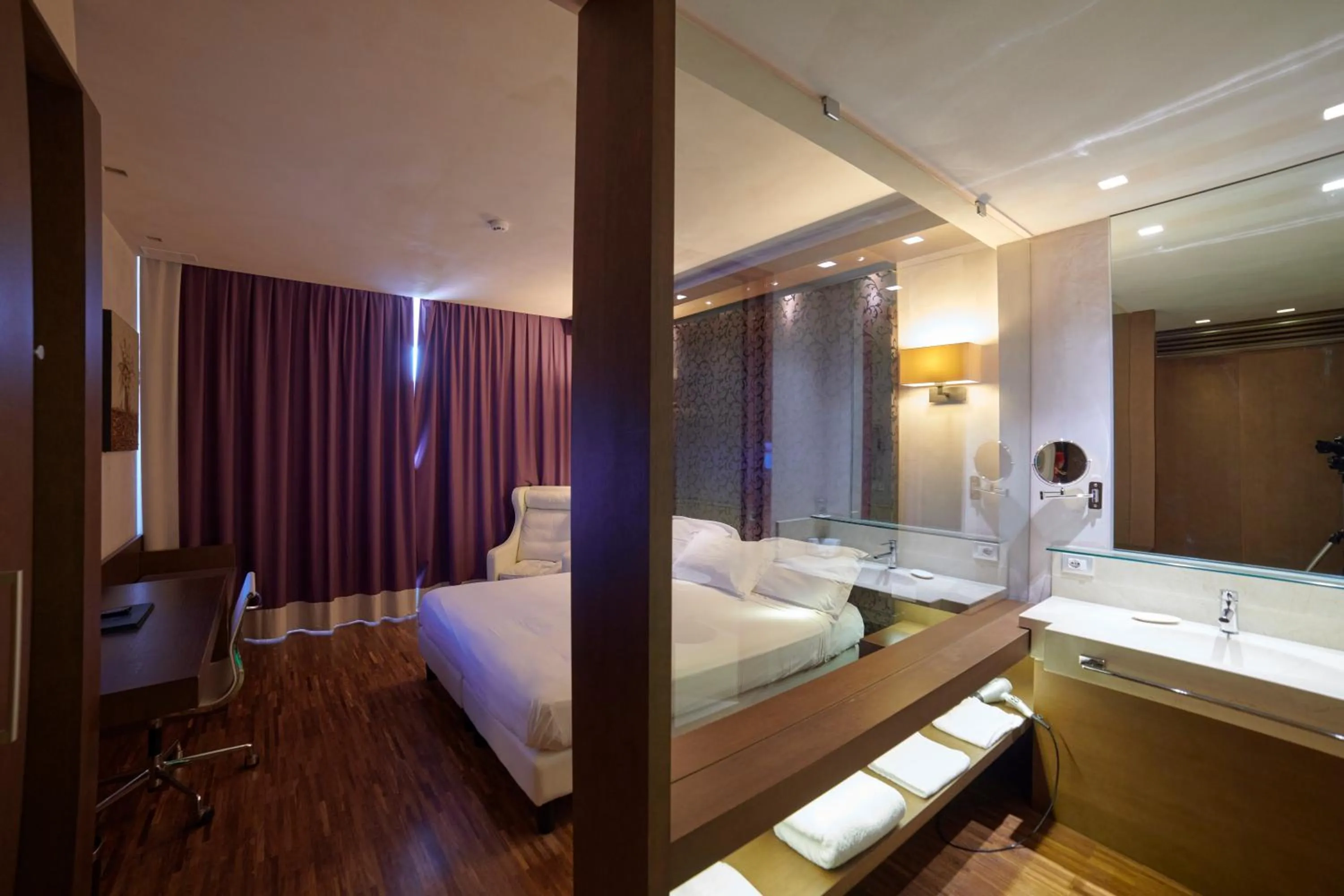 Bathroom, Bed in San Paolo Hotel
